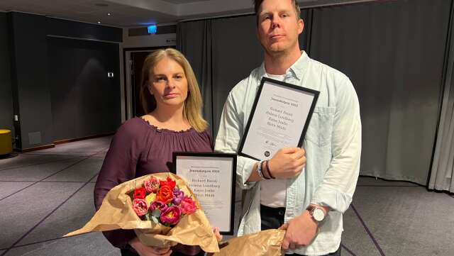 På plats i Karlstad för att ta emot priset var Helena Lundberg och Rickard Reinli. Fattas på bilden gör Kajsa Juslin och Björn Mildh. 