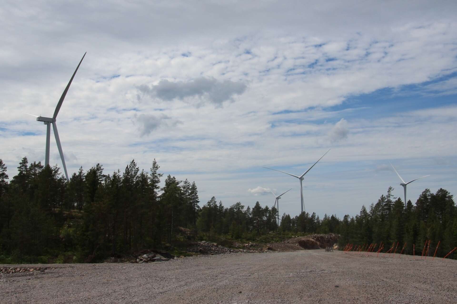 Vindkraftparken i Knöstad invigdes förra året, men något verkar vara fel då de flesta kraftverk fortfarande inte snurrar.
