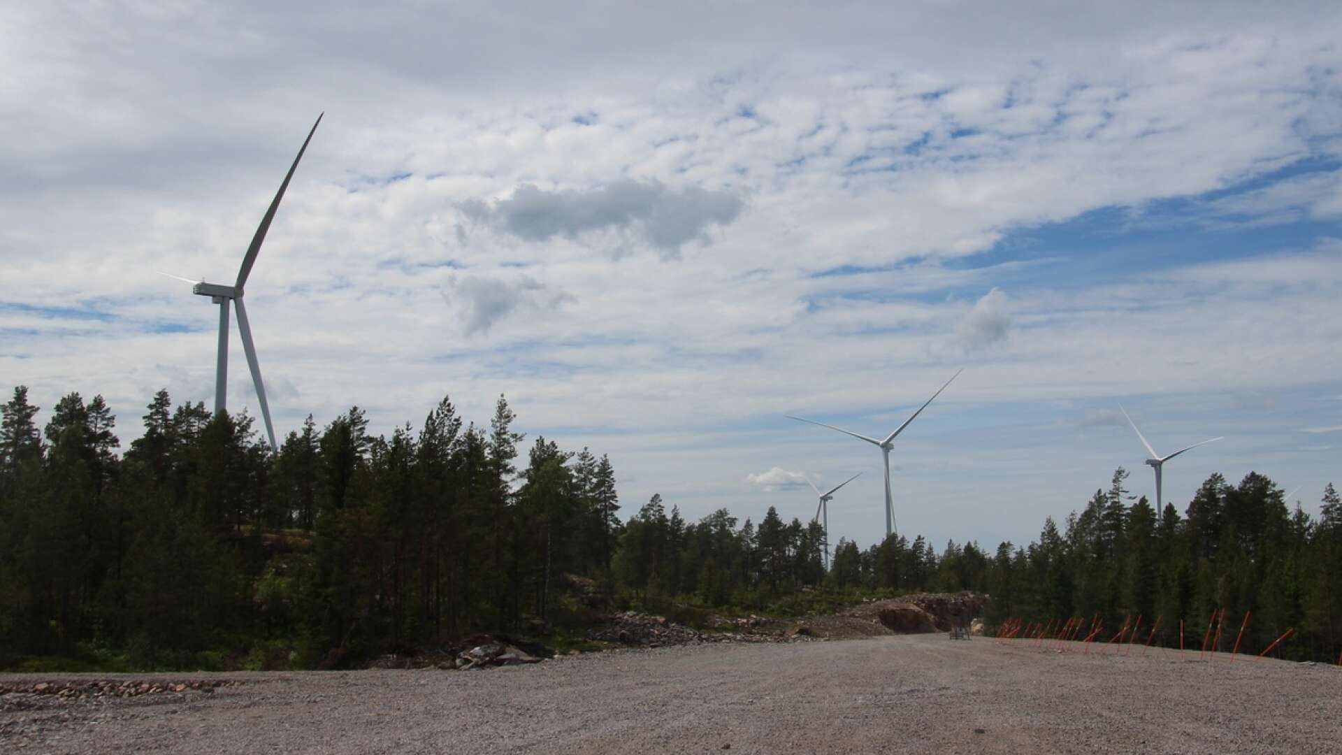 Vindkraftparken i Knöstad invigdes förra året, men något verkar vara fel då de flesta kraftverk fortfarande inte snurrar.
