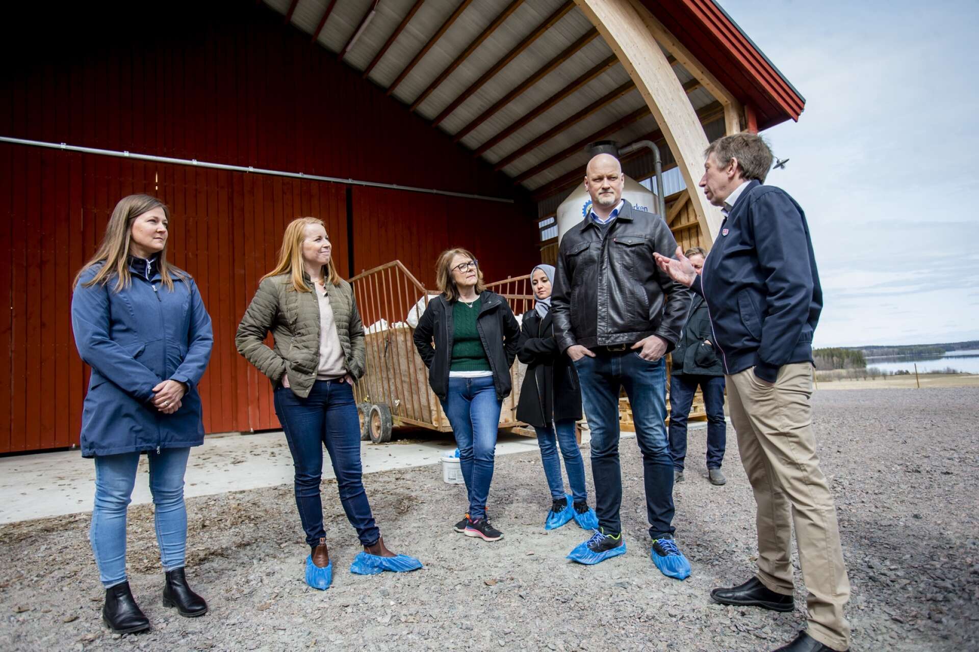 Lokala lantbrukare och partiföreträdare, liksom representanter för LRF, mötte upp när Annie Lööf och Daniel Bäckström gästade Lindås lamm-gård.