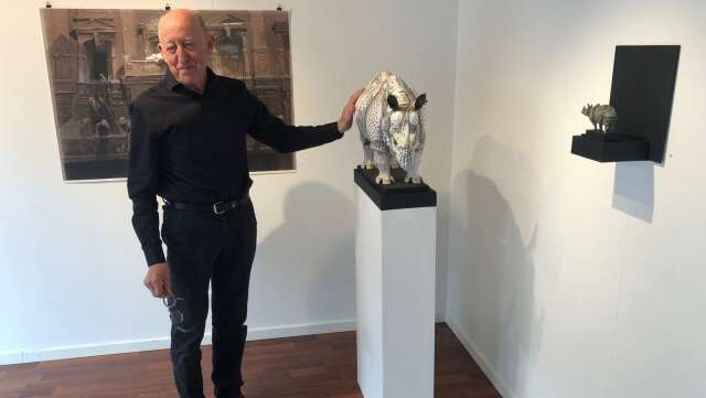 Per-Inge Fridlunds Galleri Pi bjuder framöver på två av hans favoriter. Här ses han med en skulptur av Marta Runemark medan en tavla av utställare nummer två, Roj Friberg, delvis syns bakom.