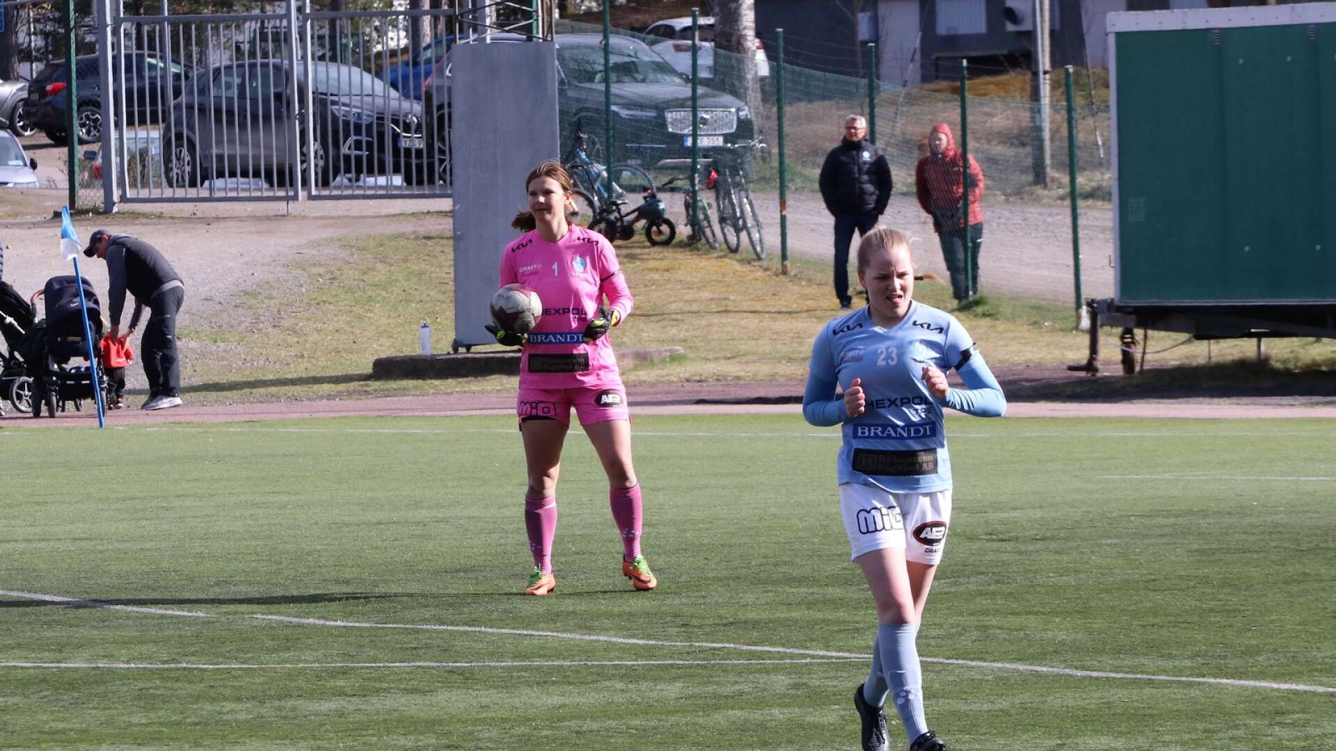 Sara Einarsson (i rosa) återvänder till Bengtsfors IF från IF Viken.