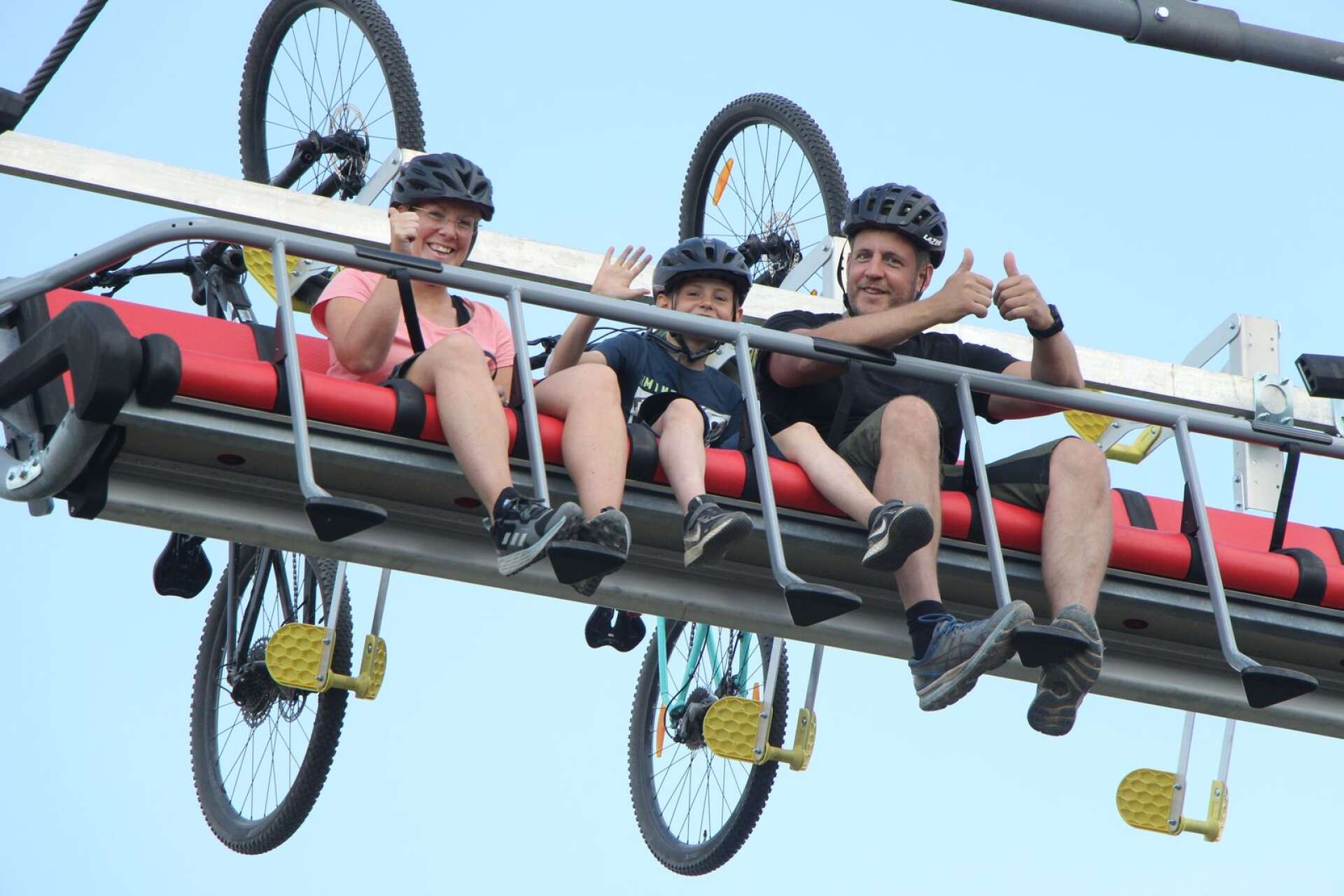 Cyklarna hänger bakpå och idel glada cyklister fångades av NWT:s kamera.