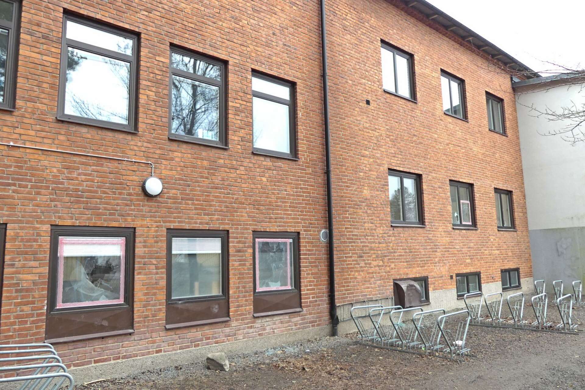 Under skärtorsdagen krossades två fönsterrutor på Tingvallaskolan i Säffle. Sedan dess har rapporter om en mer omfattande skadegörelse kommit in.