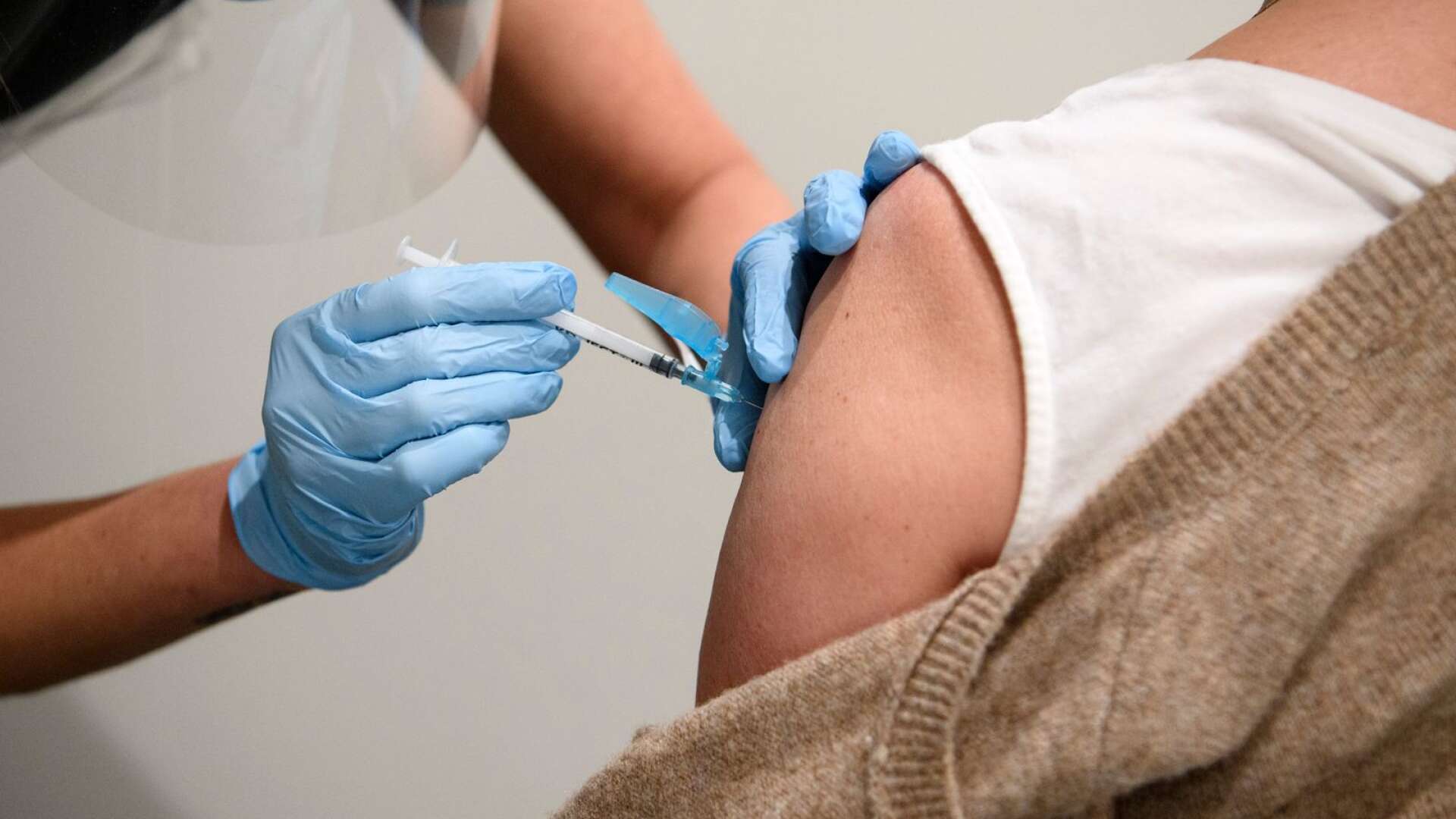 
Nu erbjuds personer över 65 år att få en fjärde dos vaccin mot covid-19. 


