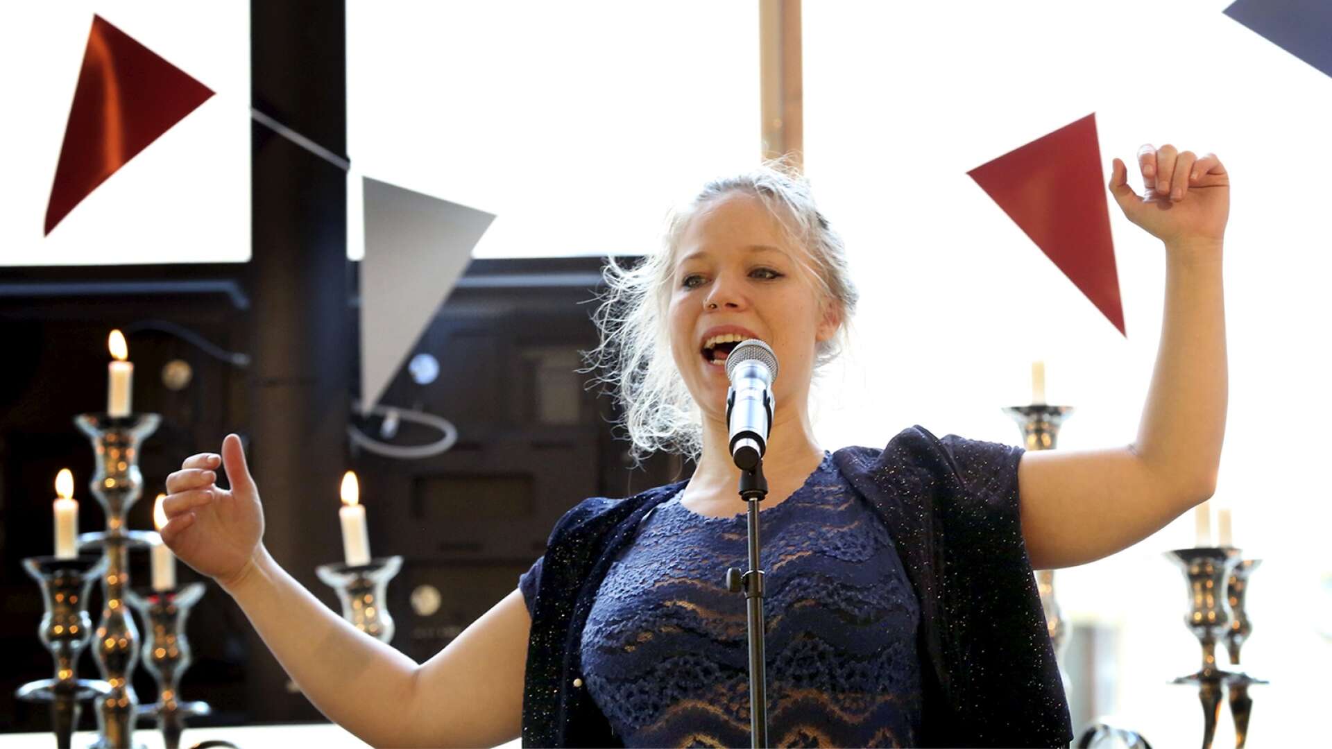 Olivia Bergdahl håller i trådarna när Göteborg Poetry Slam gör Åmåsdebut på tisdag.