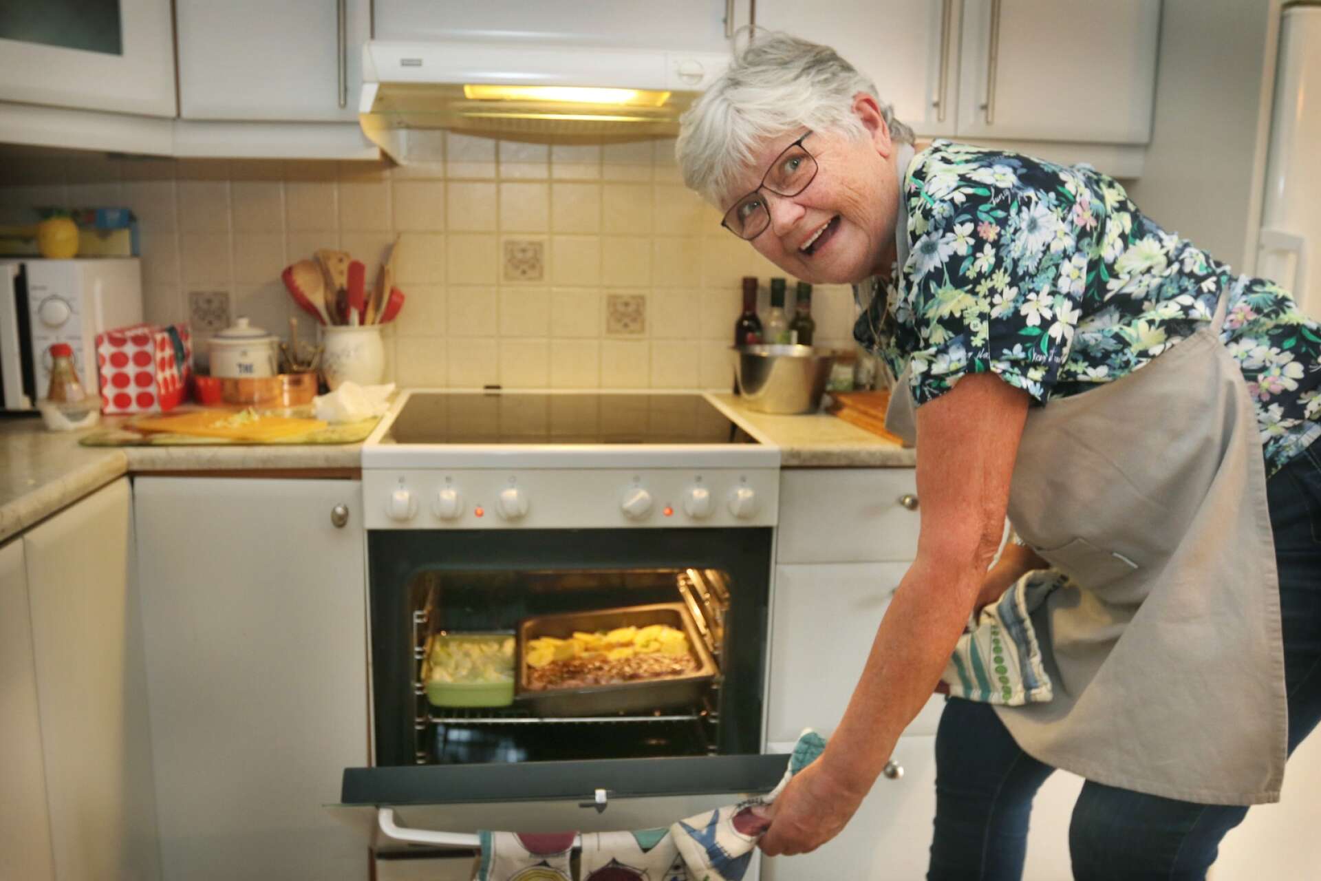 Allt i ett och allt i ugnen, när Marianne Johansson lagar mat till sig själv hittar hon gärna på enkla genvägar till en god och nyttig rätt.
