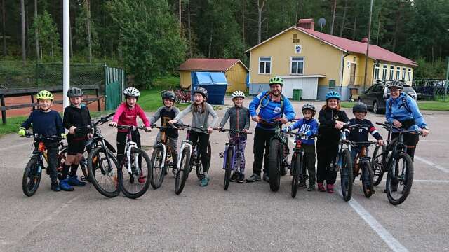 Elva barn i åldersgruppen 7–12 år deltog i &quot;Kul på hjul&quot;. Två barn och en ledare saknades vid fototillfället. Här vid Kamratgården och Örnässkogen.