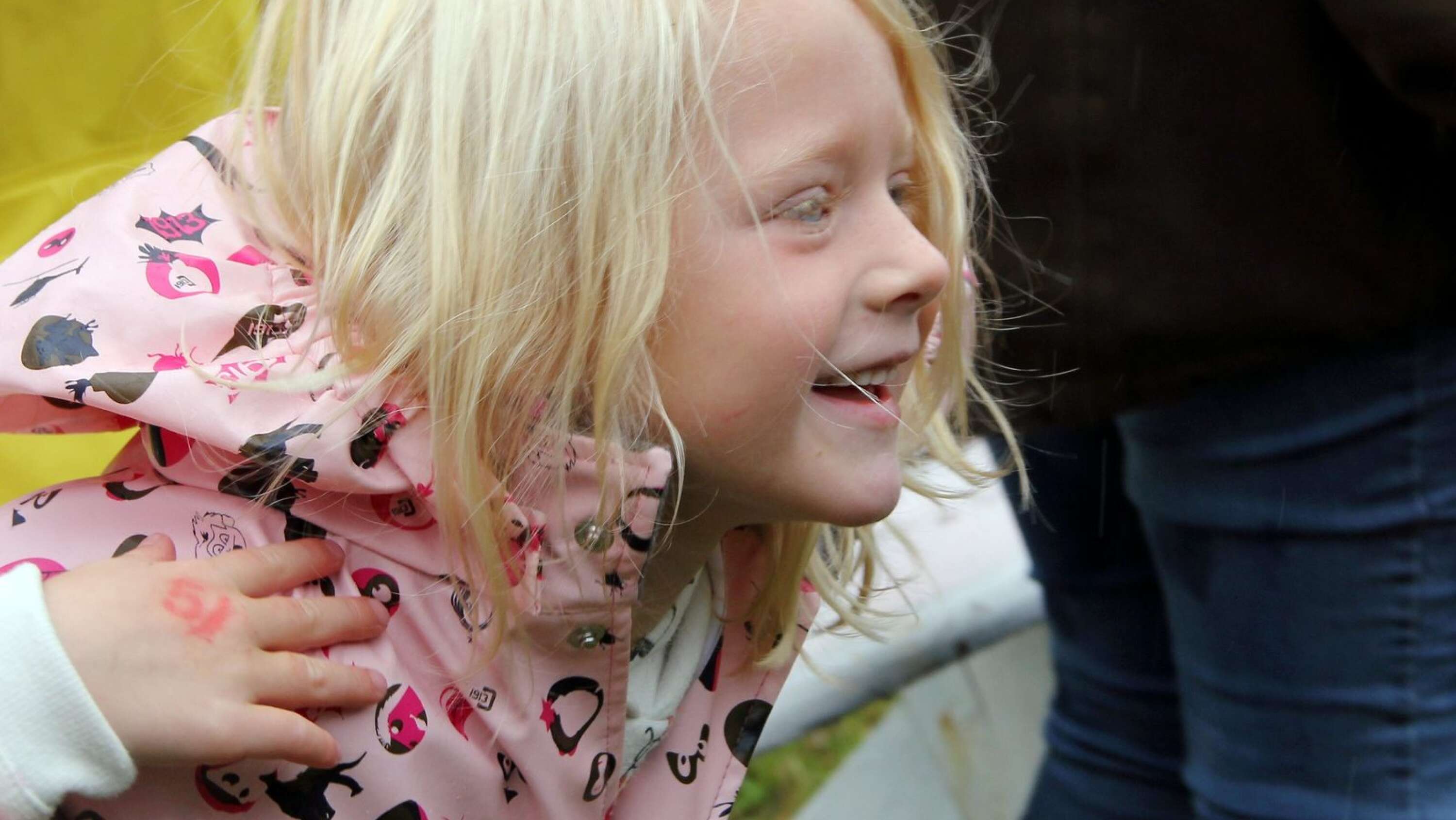 Huvud, axlar, knä och tår. Astrid Andreasson, 6 år, var med på noterna när Mora Träsk uppträdde. 