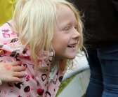Huvud, axlar, knä och tår. Astrid Andreasson, 6 år, var med på noterna när Mora Träsk uppträdde. 