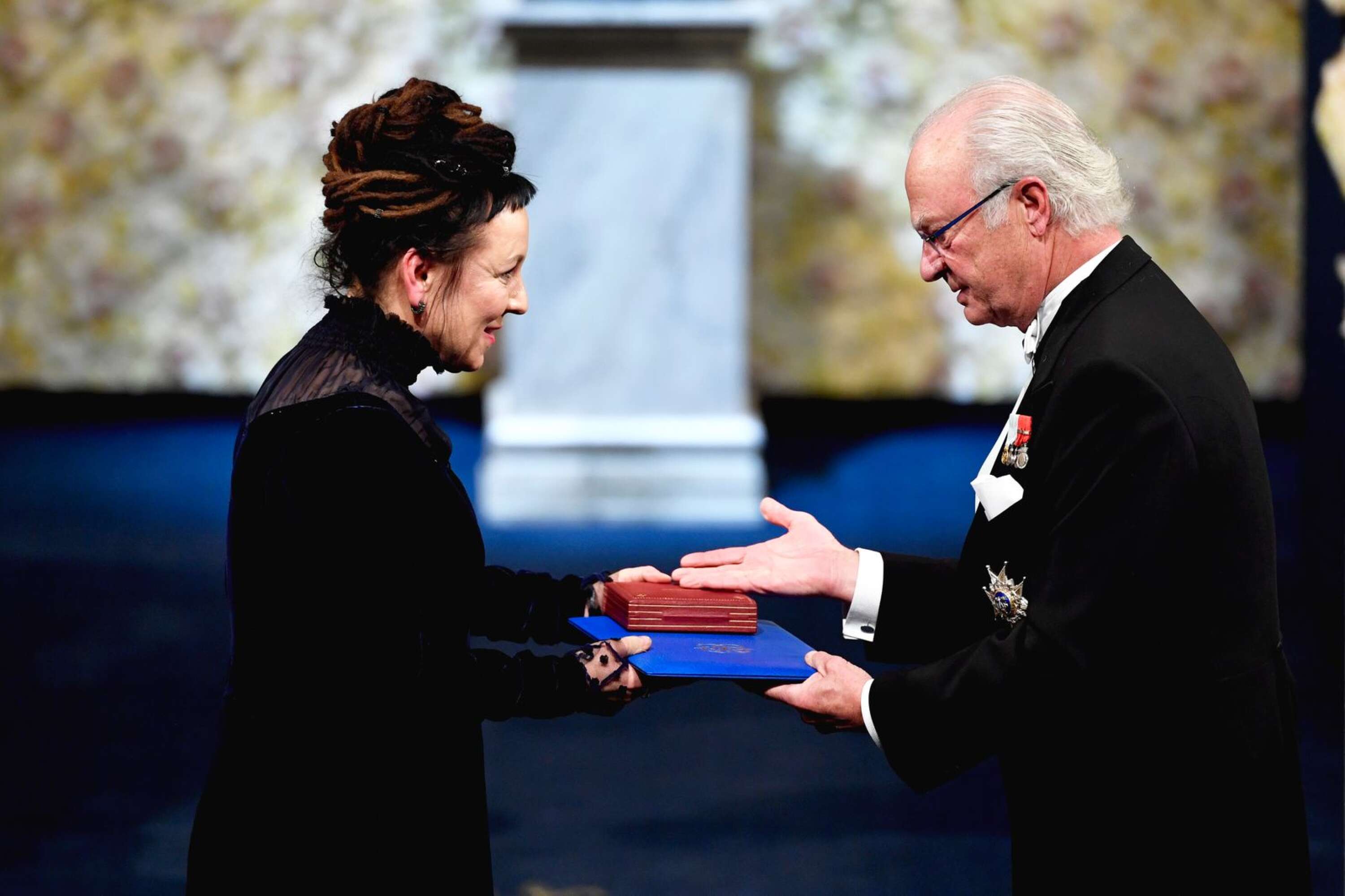 Nobelpriset är något som varje år gör att världens blickar riktas mot Sverige. På bilden delar Kung Carl XVI Gustaf ut 2018 års Nobelpris i litteratur till Olga Tokaczuk i samband med prisutdelningen i Konserthuset i Stockholm.