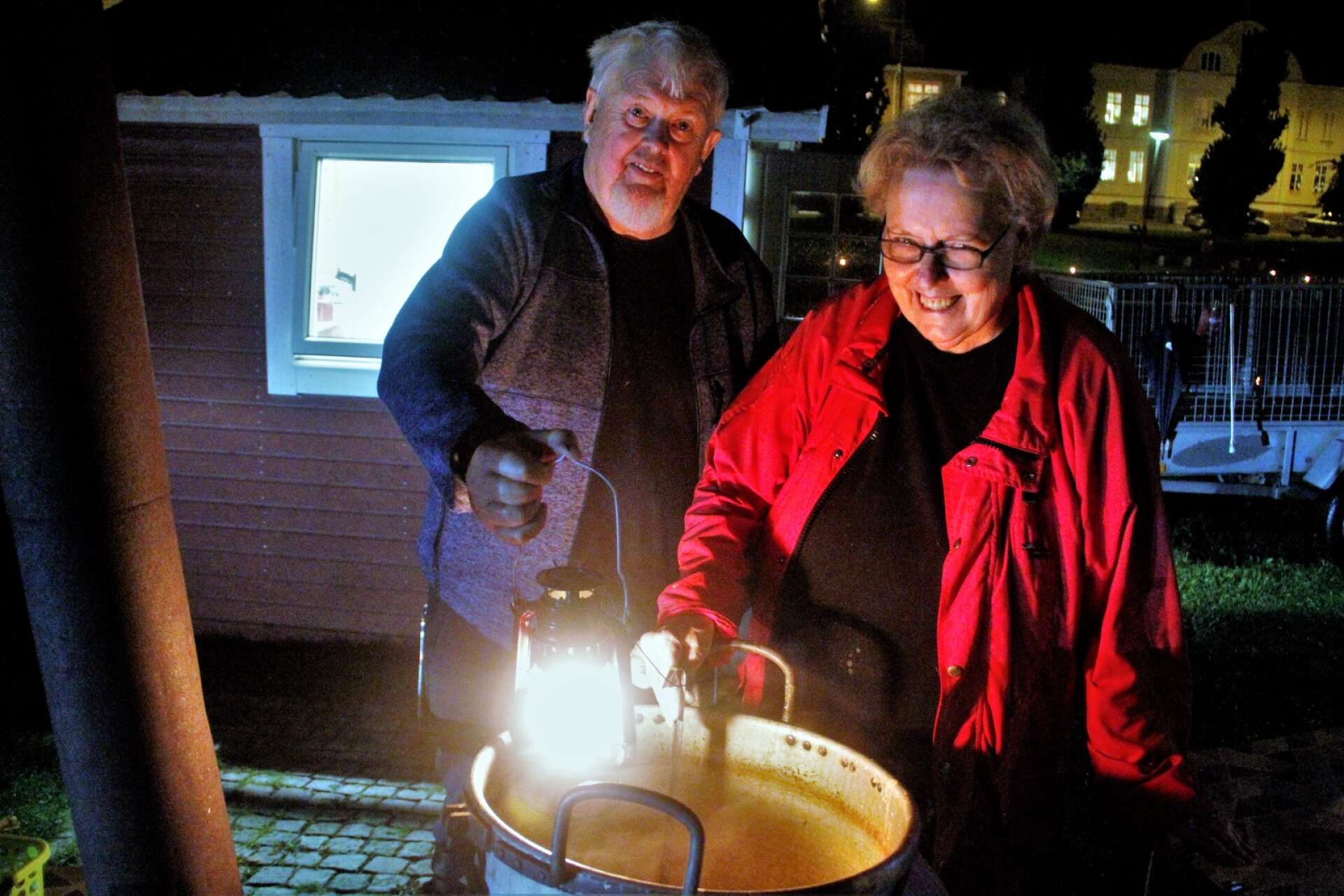 Vid Fisktorget serverades ärtsoppa av Agneta Torger och Morgan Torger, Åmåls hemvärnsförening. Grytan tändes vid 16-tiden och drygt 50 liter gick åt under kvällen.