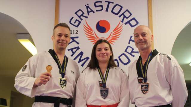 Stor anledning att vara glada har Grästorp kampsports Robert Baldinger, Isabelle Hansson Ohlsson och Martin Karlsson, alla tre SM-medaljörer.