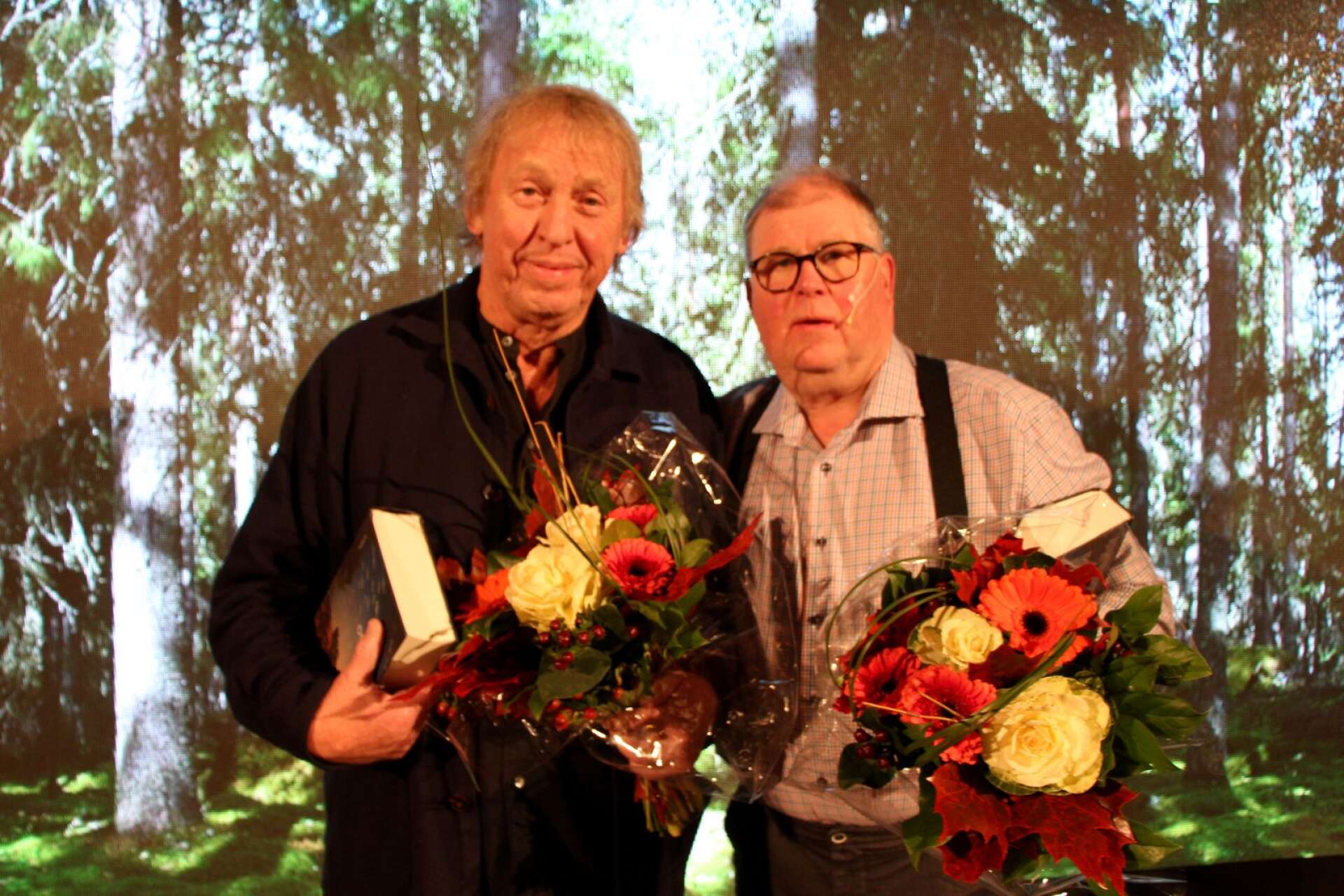 Tomas von Brömssen och Kjell-Åke i Myra Axelsson efter premiären av Make Metbäcken great again.