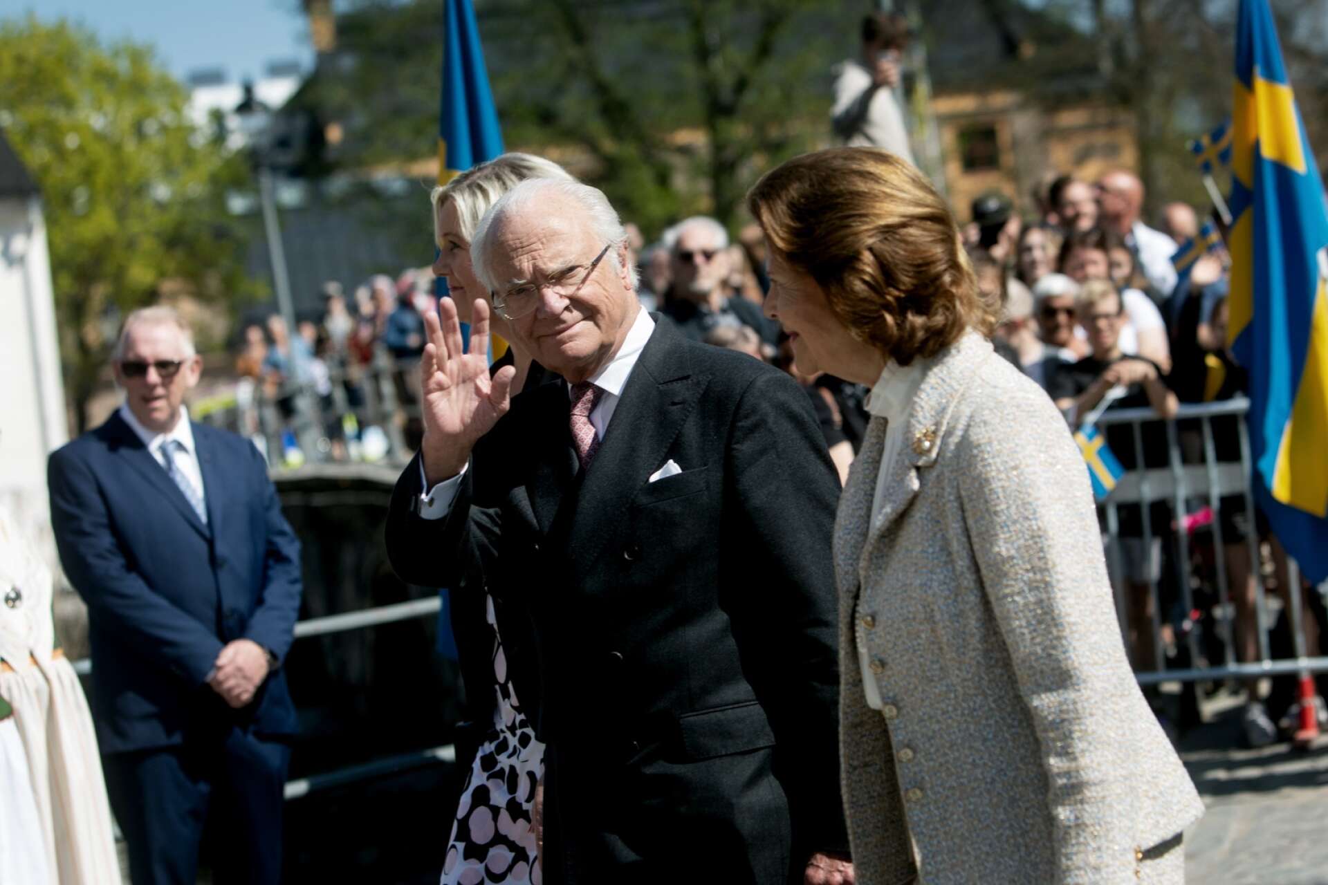 Kungen och drottningen på väg in till Örebro slott för dagens lunch.