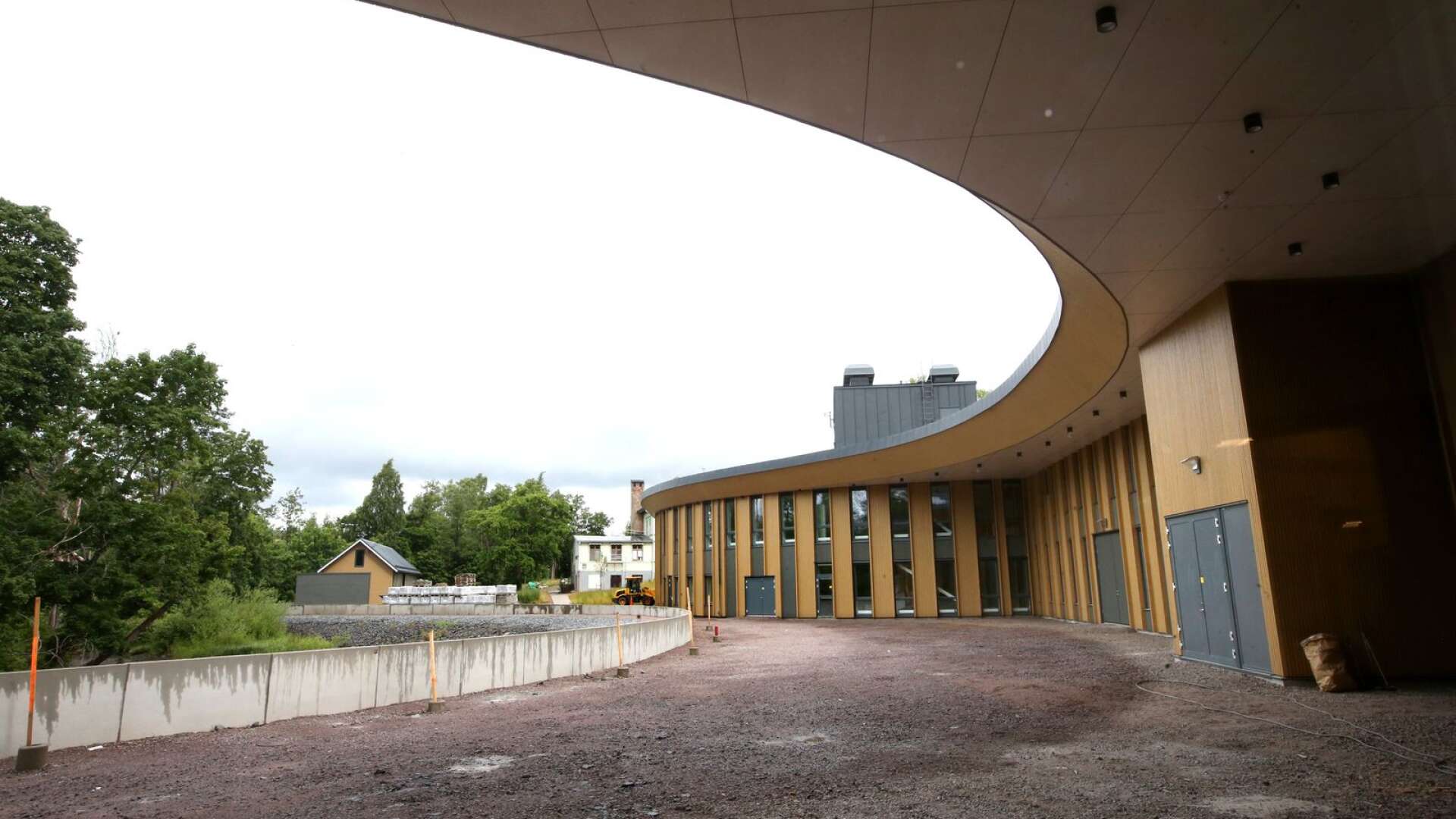 Kristinehamns kommun svarar på insändare om det problemfyllda bygget av ny gymnasieskola. 
