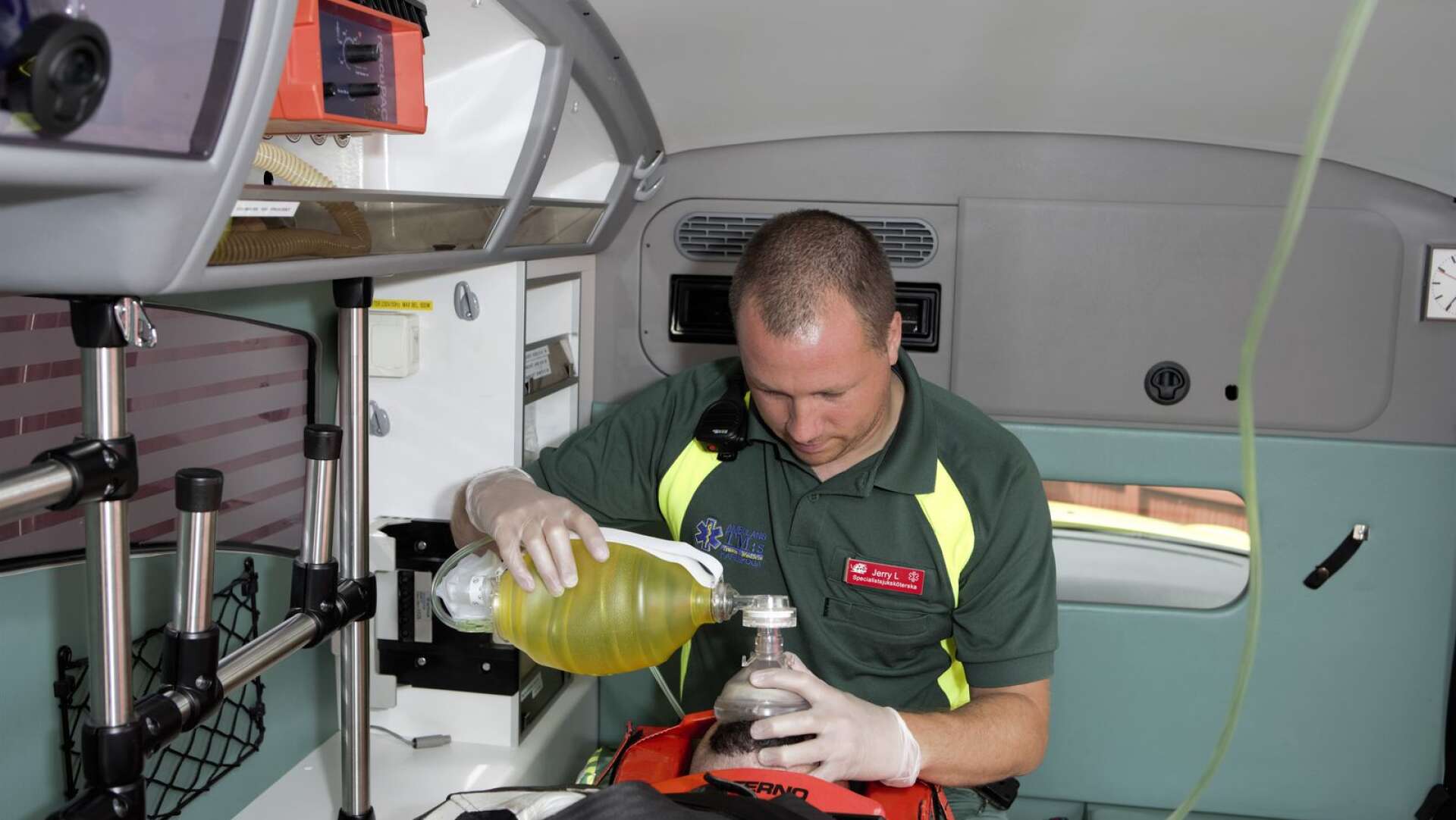 Jerry Lidberg i en av företagets ambulanser.