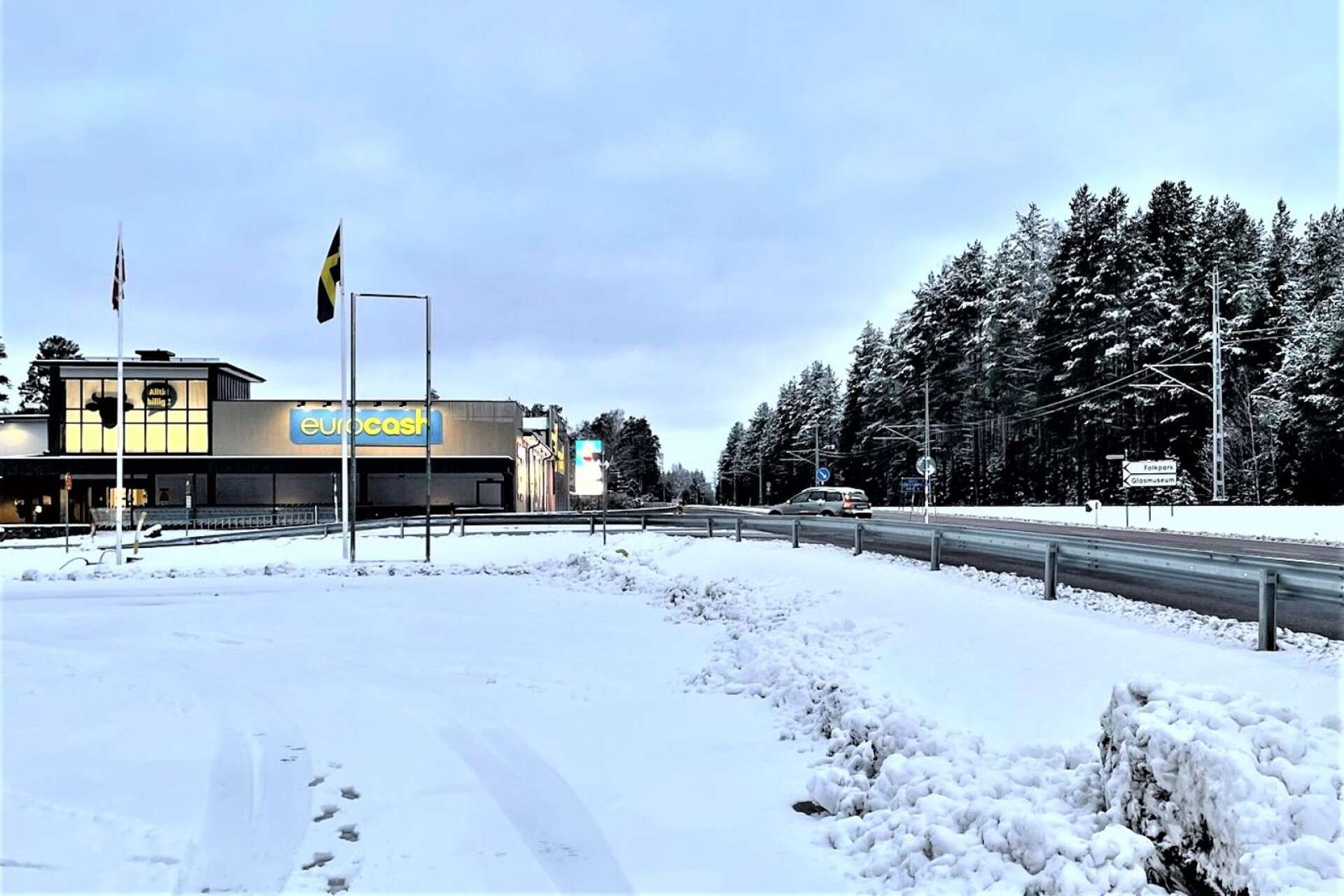 Numera finns det ett särskilt körfält för vänstersvängande trafik vid korsningen riksväg 61-  Rastavägen i Eda Glasbruk. 