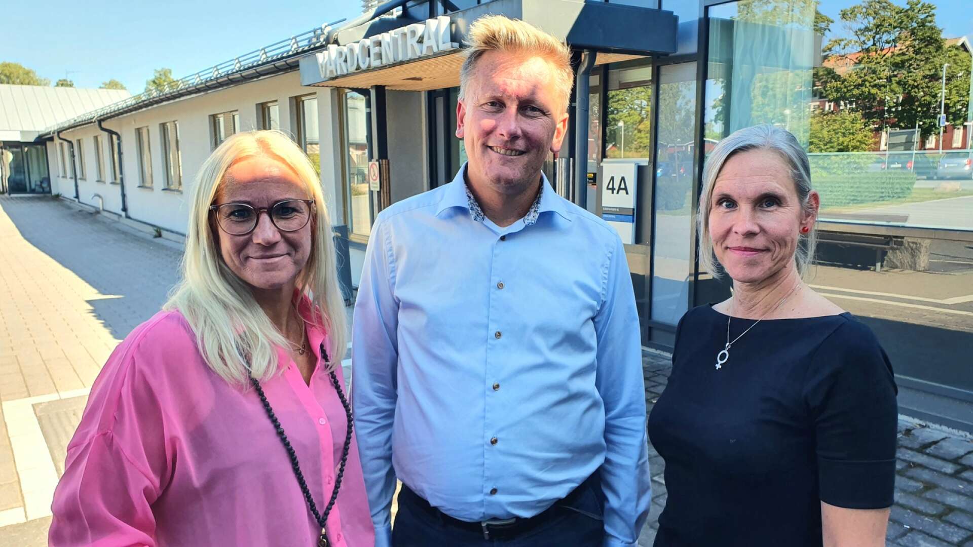 S-kandidaterna i regionen – Åsa Johansson, Daniel Schützer och Sofia Magnusson – lovar 100 miljoner kronor och en rad åtgärder för att ge vårdcentralerna i länet bättre förutsättningar.
