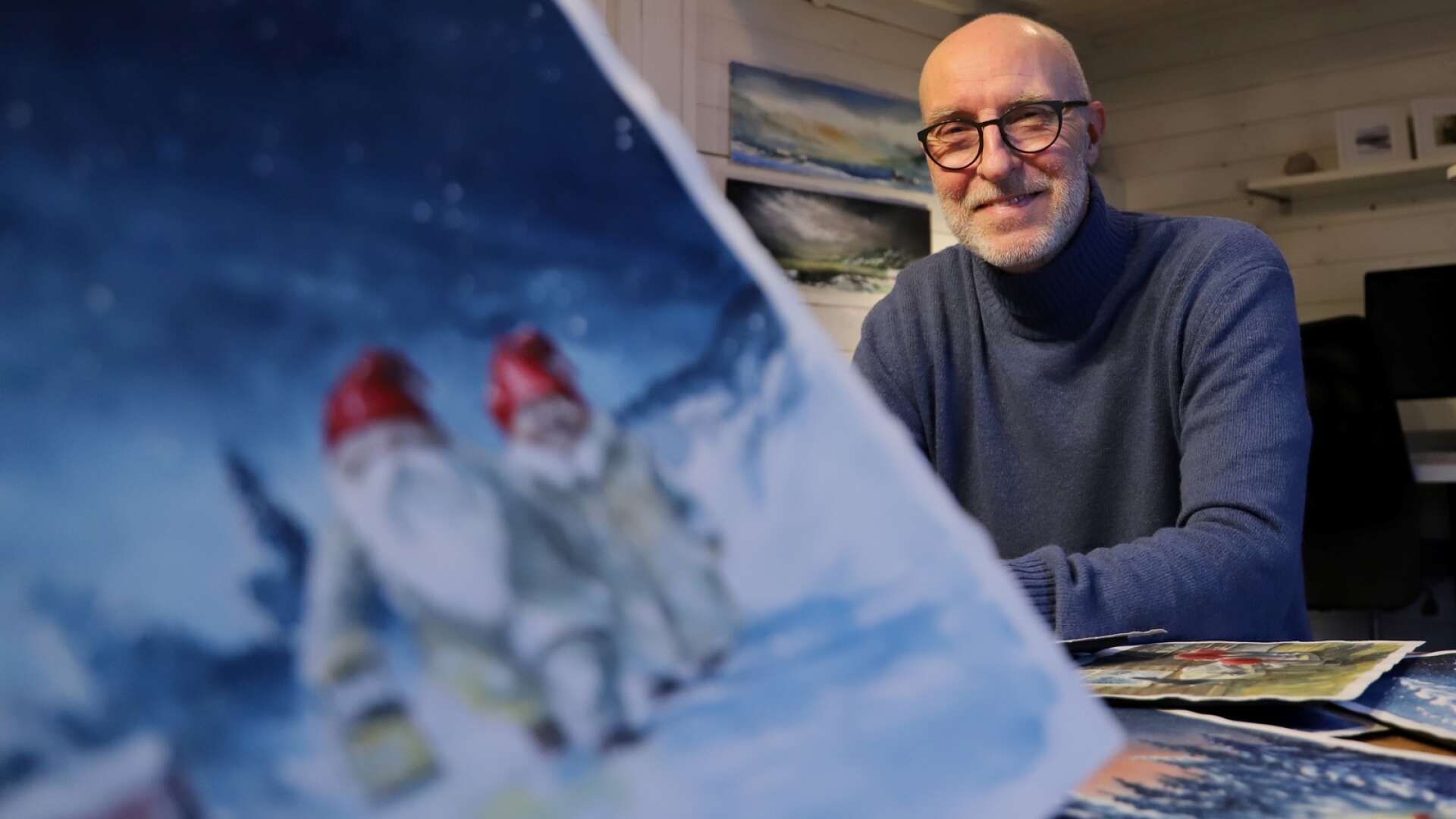 Håkan Gidebratt sätter stämningen för julen. Landskapsmålaren på Edsgatan har låtit gårdstomtarna flytta in i hans vintrigaste motiv. Det projektet slutade med såväl julkort som en bok och en utställning.
