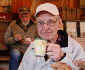 90-årige Gunnar Hellgren har varit med i byalaget ända sen starten och deltagit i många mjölmalningar i Tollebol.