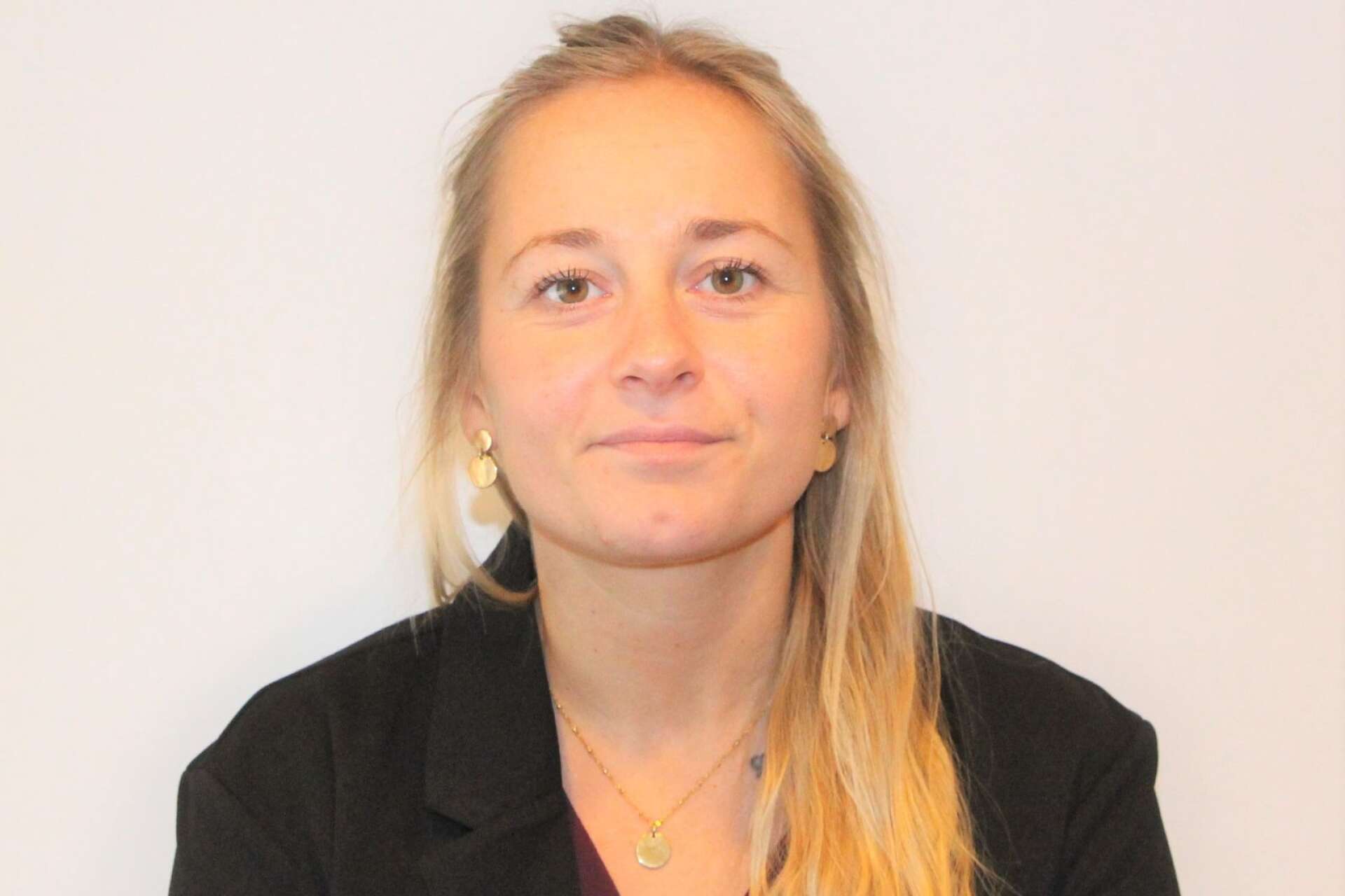 Camilla Andersson, 28 år Mariestad. Före detta landslagsspelare i bandy med två VM-guld och tre SM-guld på meritlistan.