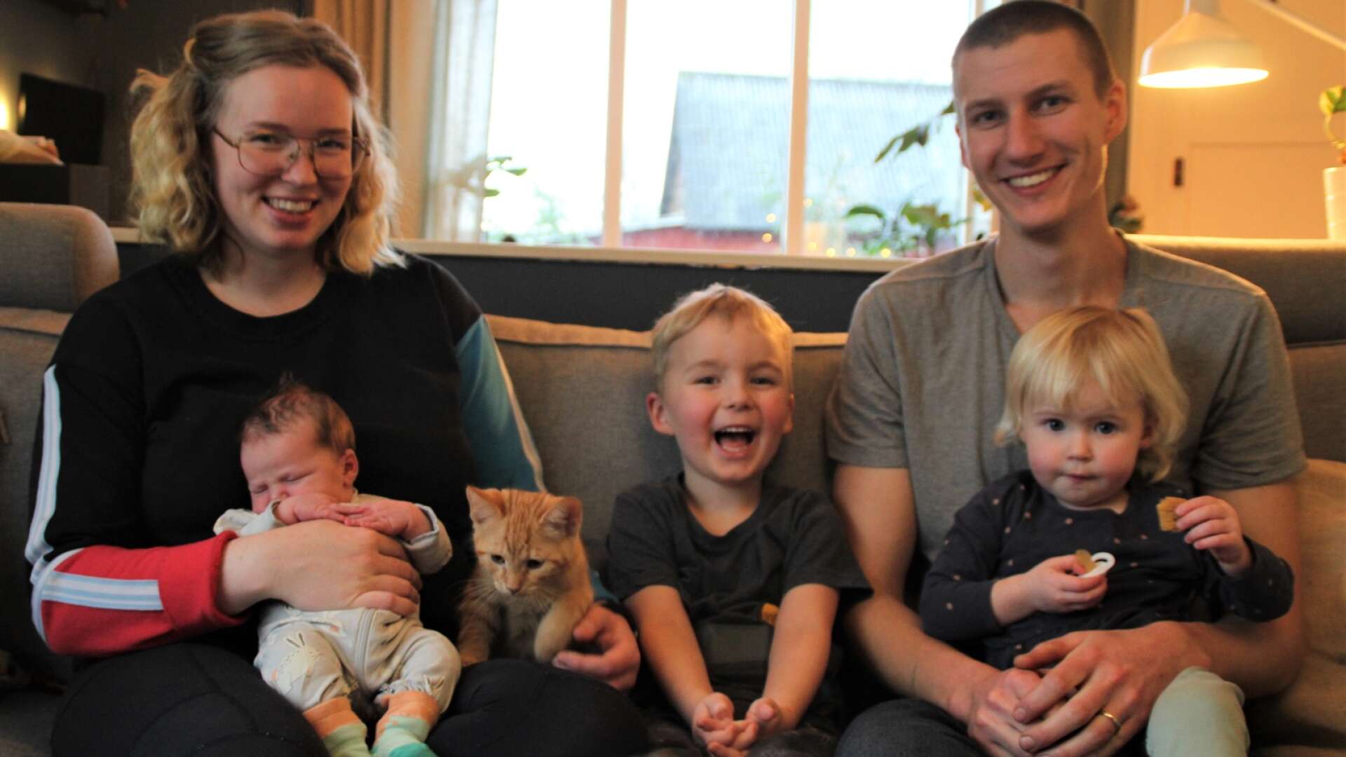 Familjen Wärmefjord-Stålheim: Emma, Stina, kattungen Egon, Nils, Robert och Sigrid. 