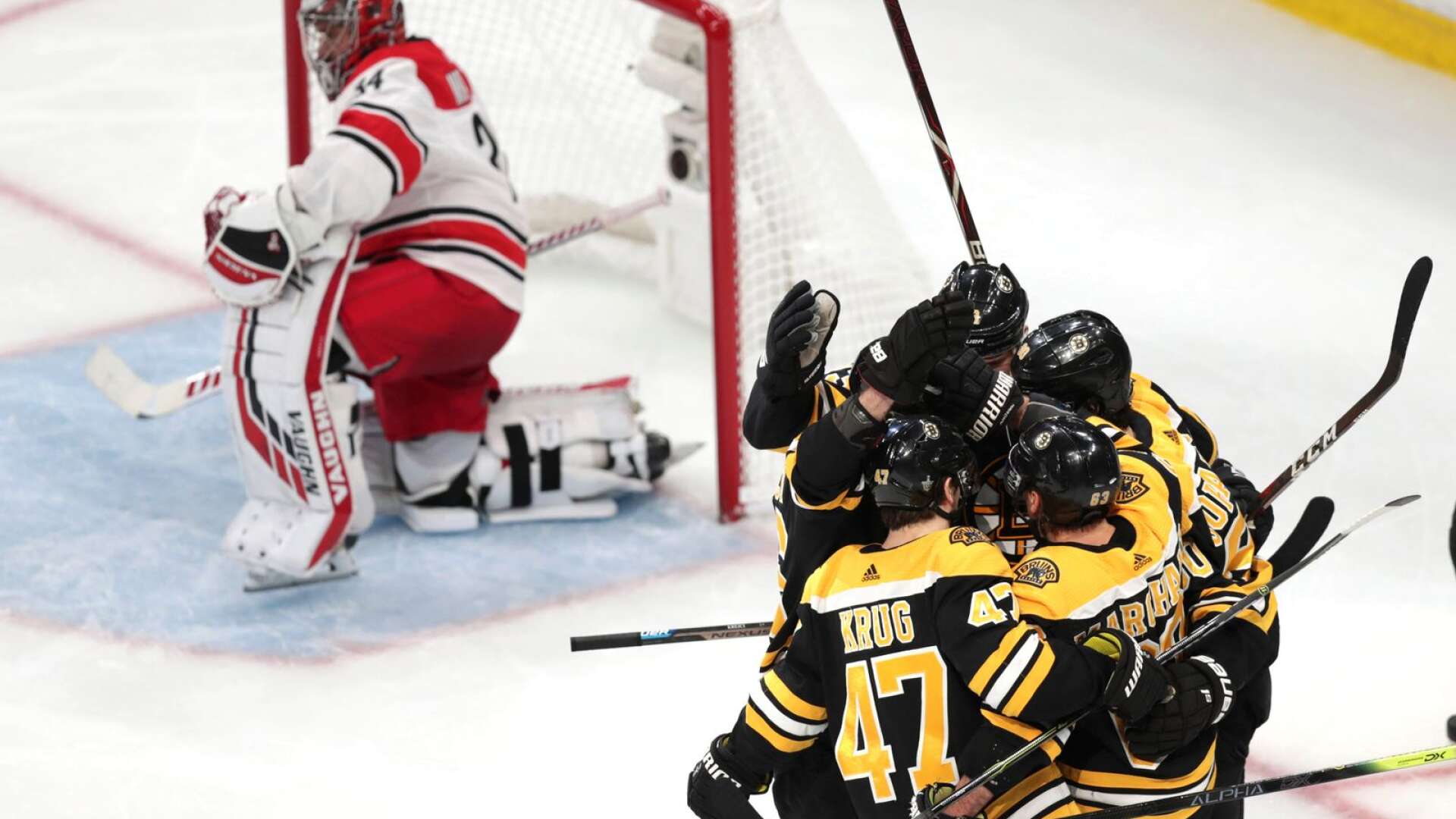Boston Bruins är klart för Stanley Cup-final. Här en bild från den första matchen i semifinalserien mellan Boston och Carolina, när Marcus Johansson gjorde mål.