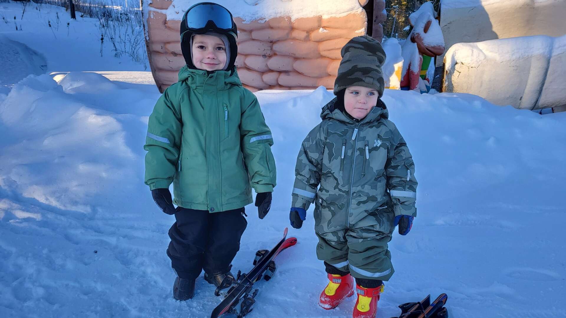 I fredags var det äntligen premiär i Lesjöfors slalombacke. Två av de yngre åkarna var  Malte Engström Johansson och Ture Engström Eckerwall. De tyckte att det skulle bli kul att åka, trots det kylslagna vädret.