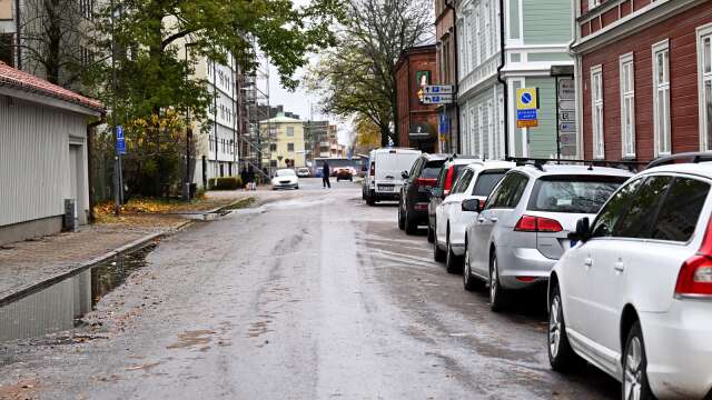 Pihlgrensgatan är en av gatorna i Karlstad där det kommer att bli billigare att gatuparkera. Enligt tjänsteförslaget ska avgiften sänkas från 18 till 16 kronor per timme. Begränsningen på två timmar slopas också.
