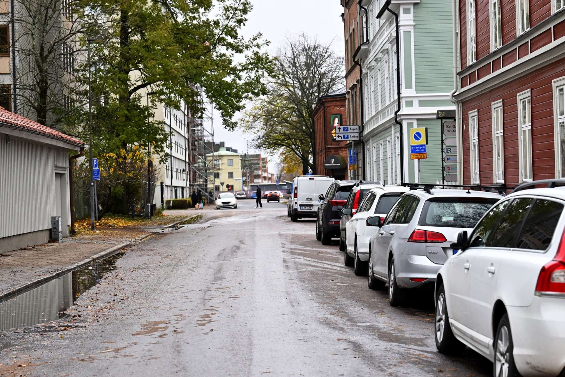 Pihlgrensgatan är en av gatorna i Karlstad där det kommer att bli billigare att gatuparkera. Enligt tjänsteförslaget ska avgiften sänkas från 18 till 16 kronor per timme. Begränsningen på två timmar slopas också.