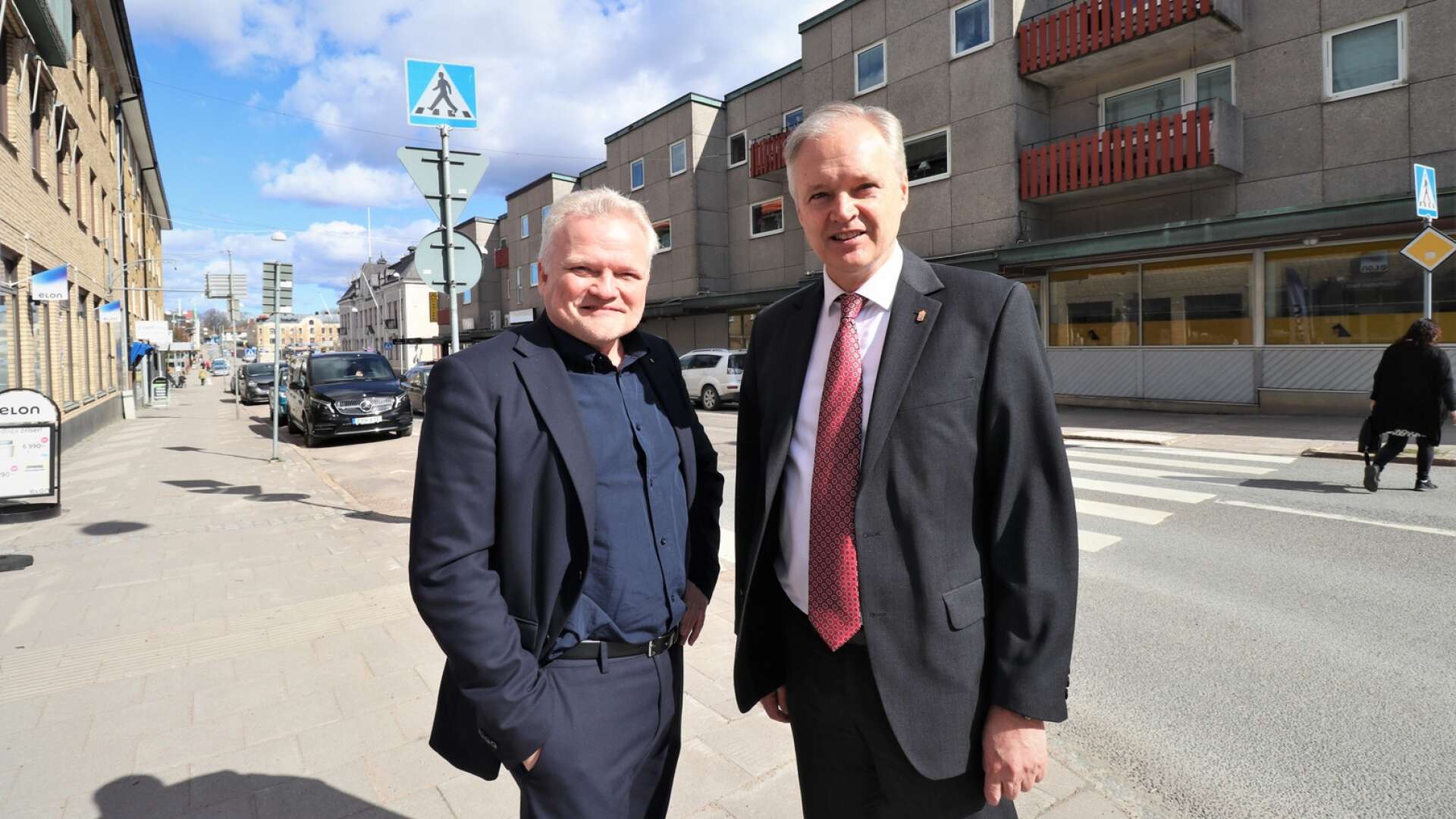 Sten Tolgfors, till höger, träffade bland andra kommunstyrelsens ordförande Michael Karlsson (M) under sin Åmålsvisit.