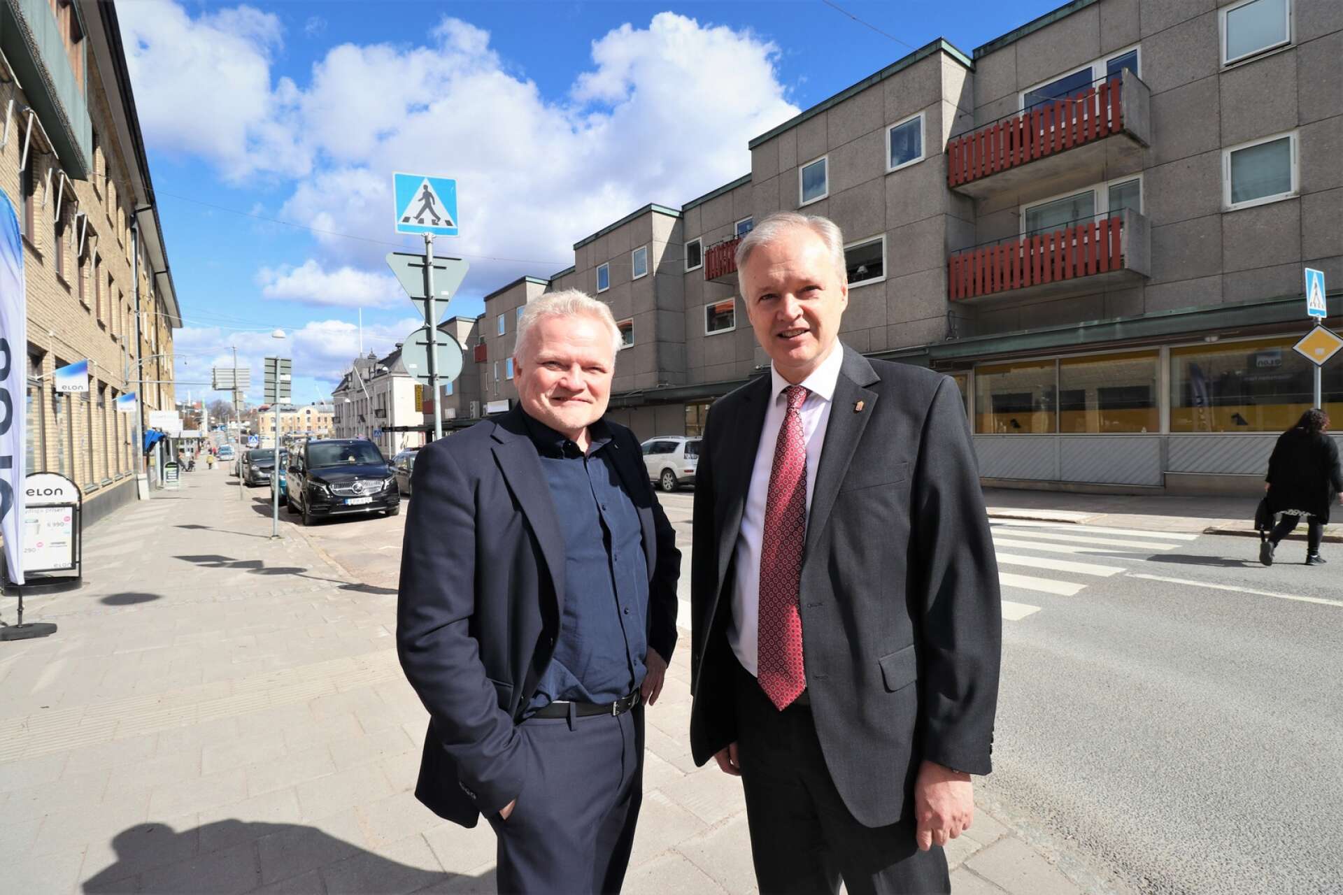 Sten Tolgfors, till höger, träffade bland andra kommunstyrelsens ordförande Michael Karlsson (M) under sin Åmålsvisit.