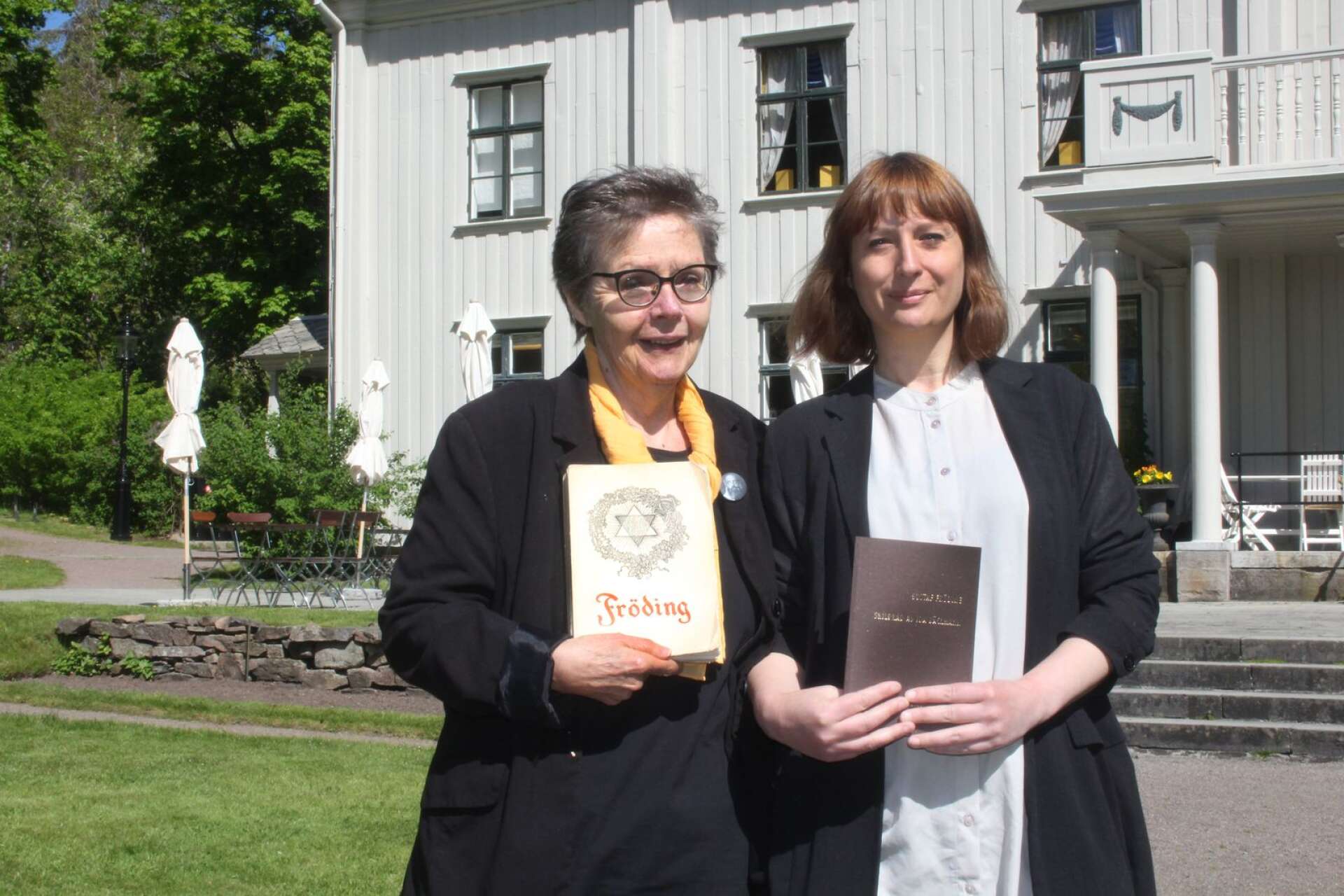 Kerstin Thompson och Miriam Kaukosalo med originalutgåvan och nyutgåvan av Ida Bäckmanns bok om Gustaf Fröding.