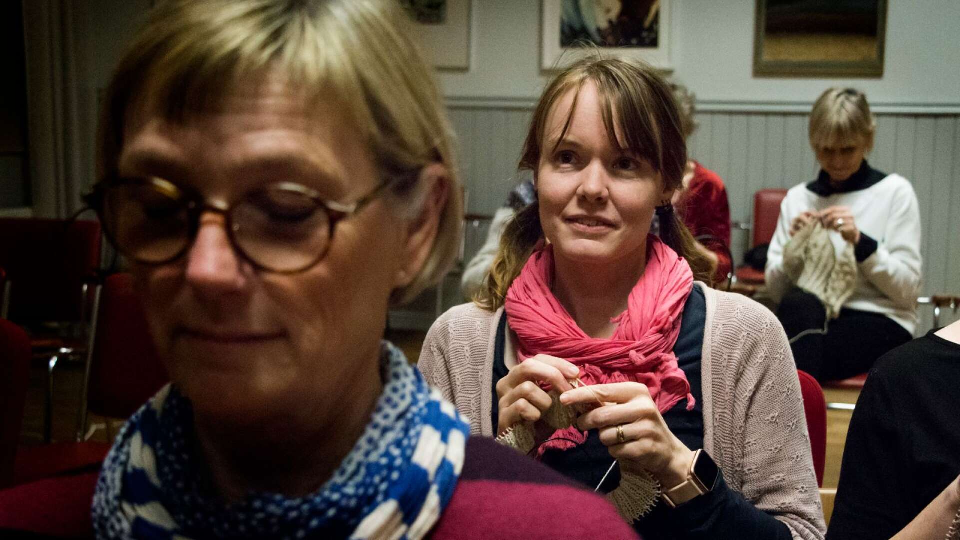 Tina Smedberg och Kajsa Larsdotter på Stickbion i Högboda Folkets hus. 