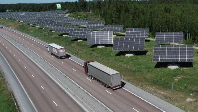 Det behövs en offensiv nationell strategi för solparker, så att solkraftens potential kan realiseras både i Värmland och i resten av landet, menar debattörerna. Bilden är från en solcellspark placerad vid E18 mellan Enköping och Västerås.