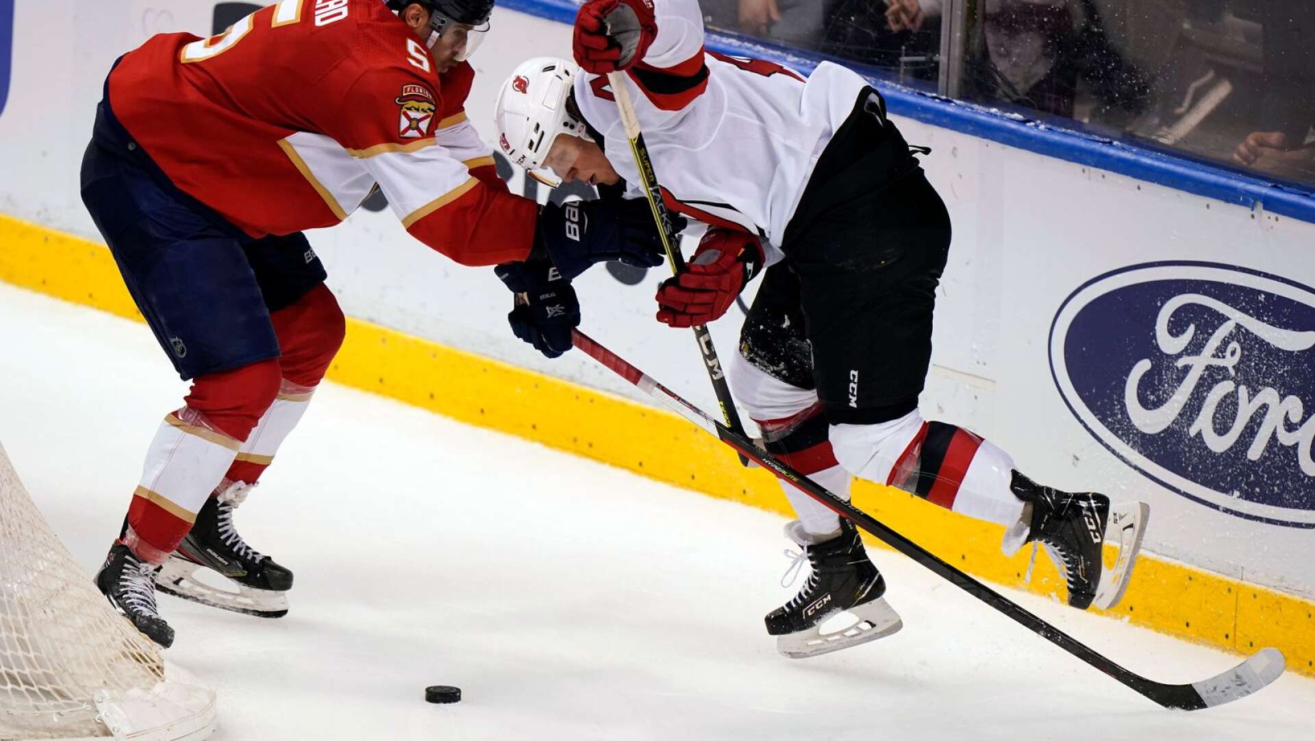 Fabian Zetterlund fick NHL-debutera mot Florida Panthers natten till fredag den 19 november 2021.