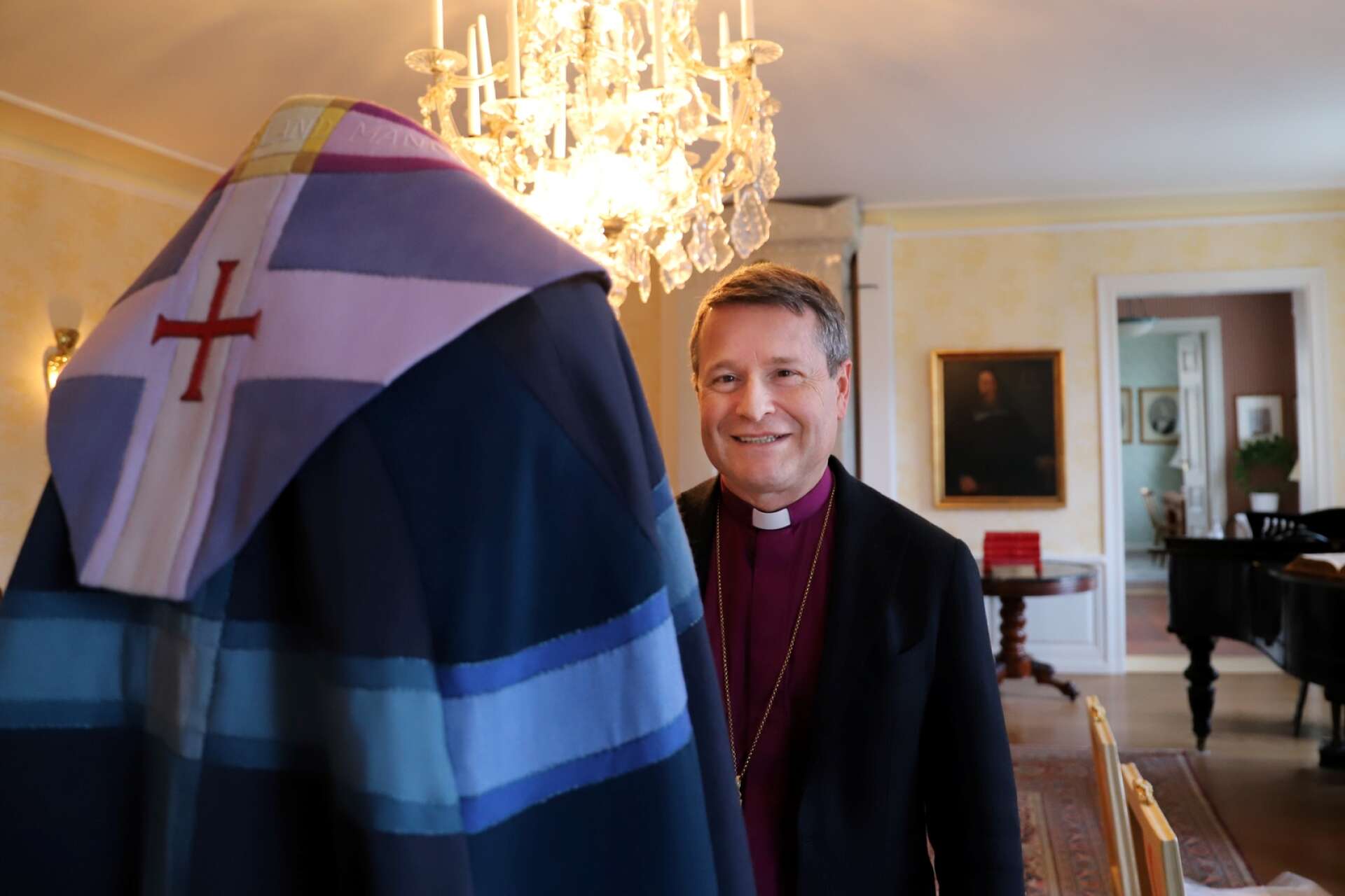 Finaste ylle i purpur och berättarblått, gyllene broderier och handsydda sömmar. Biskopens nya kläder är något alldeles extra. Så är det också mycket mer än bara kläder.