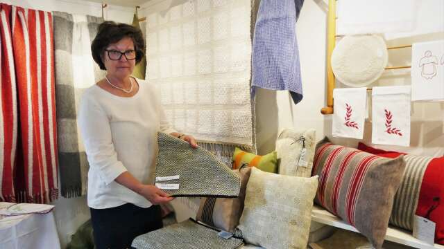 Karlstadsbon Maria Hult ställer ut textilhantverk på Hantverksmagasinet i Åmål.
