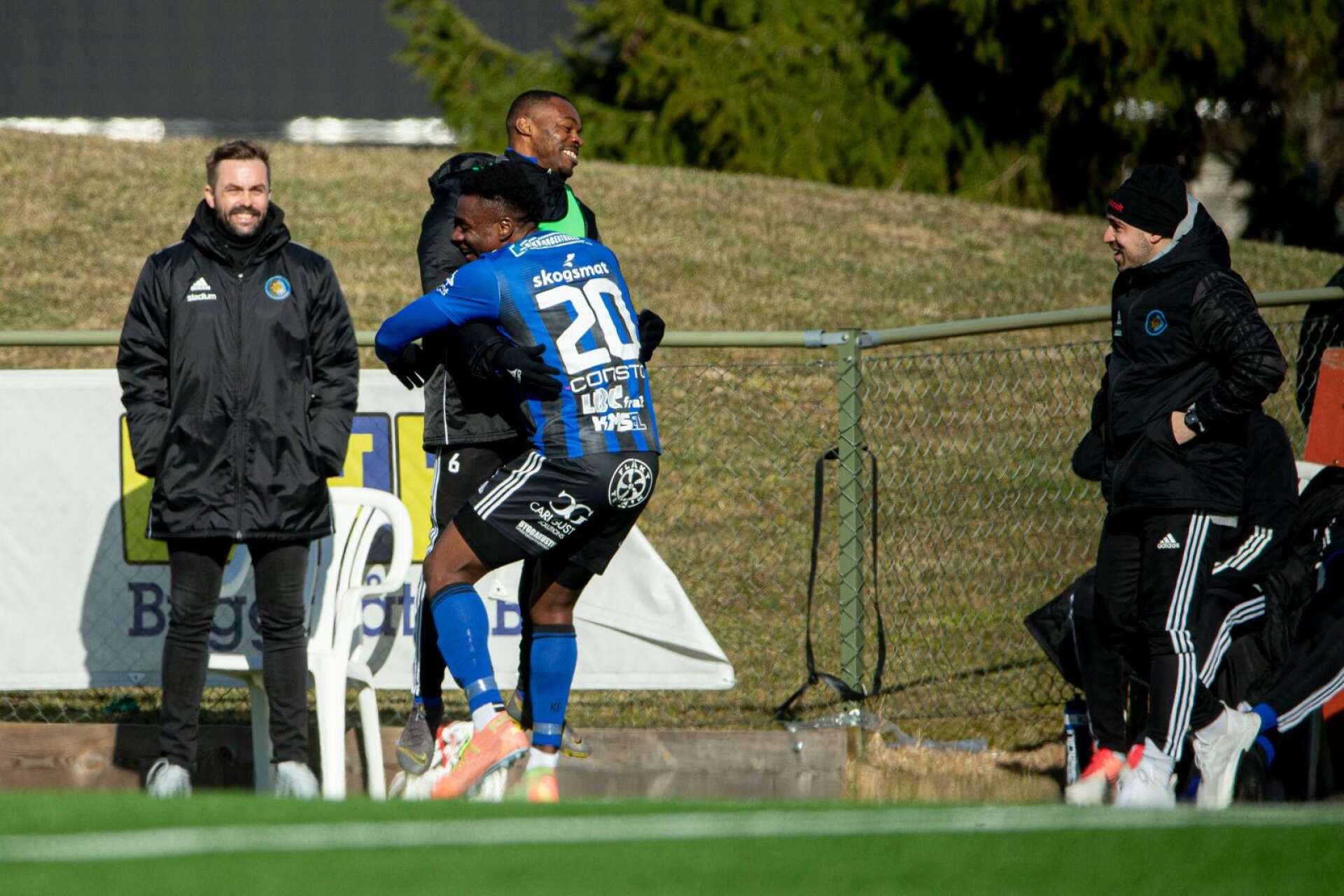 Örebro SK-lånet Isaac Boye gjorde sitt första mål för Karlstad Fotboll när han nickade in 3–0.