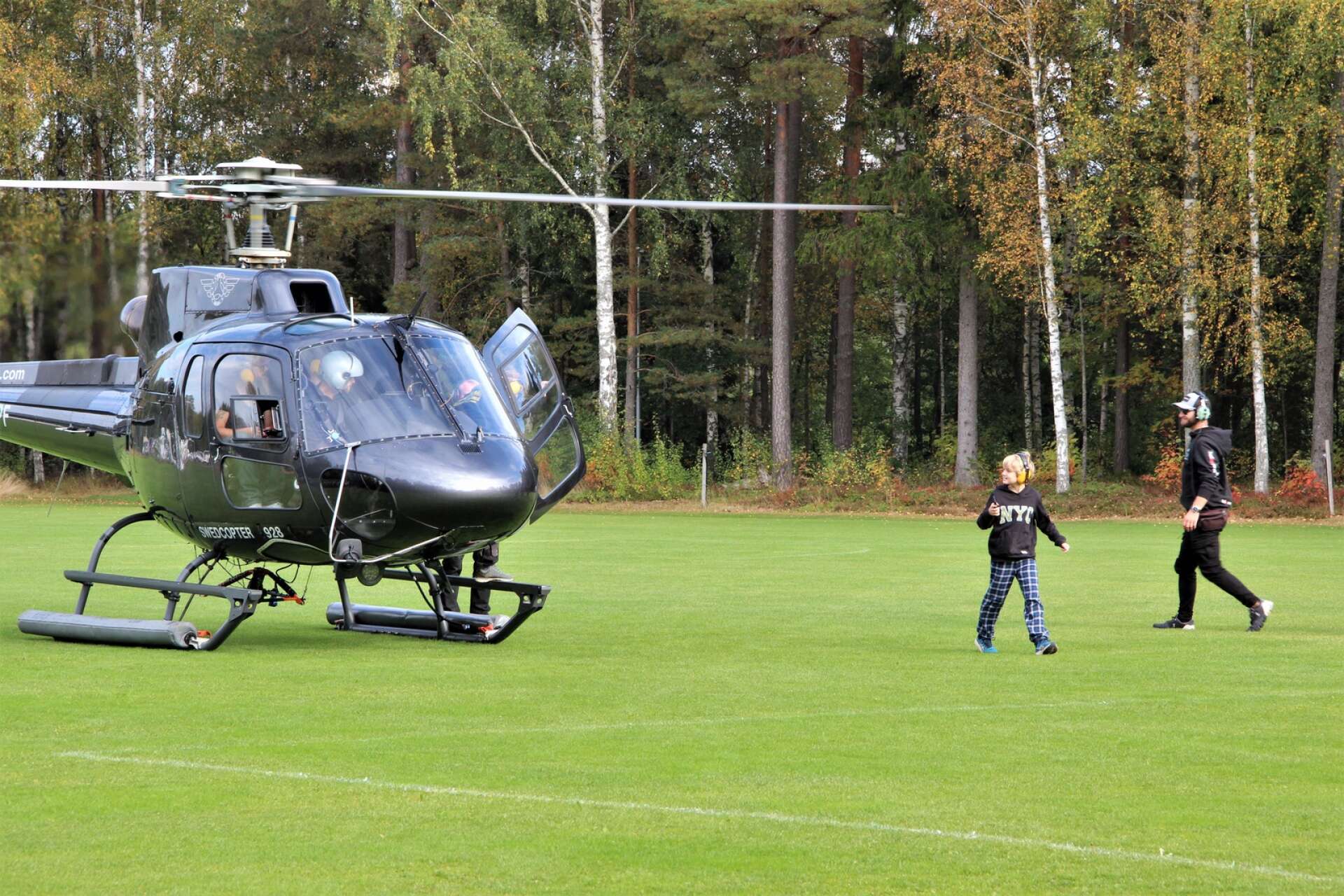 8-årige Albin Wickström är nöjd efter flygturen med helikoptern, som han här just klivit av, då han fick se Åtorp från ovan. 