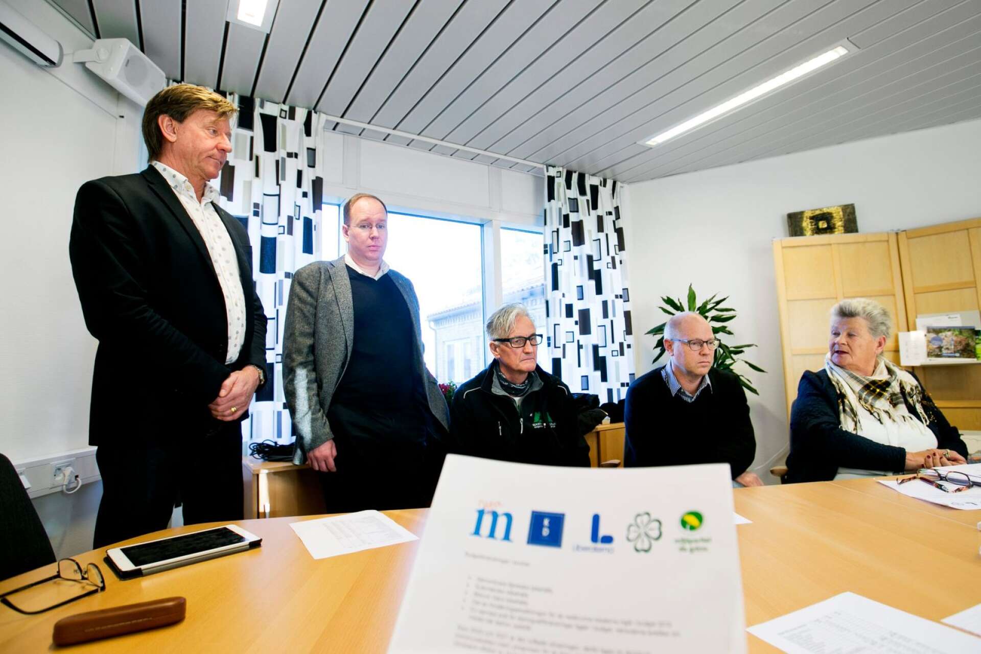 Moderaterna, Liberalerna, Miljöpartiet, Centerpartiet och Kristdemokraterna styr på Hammarö. Nu kräver två av partierna kommunalrådens avgång. Bilden är från en budgetpresentation 2018.