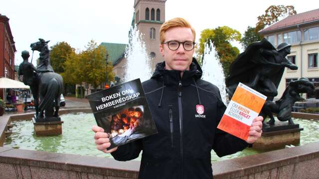 Niclas Muhrblom, beredskapsstrateg på Skövde kommun, tipsar om &quot;Boken om hemberedskap” och ”Om krisen eller kriget kommer”.