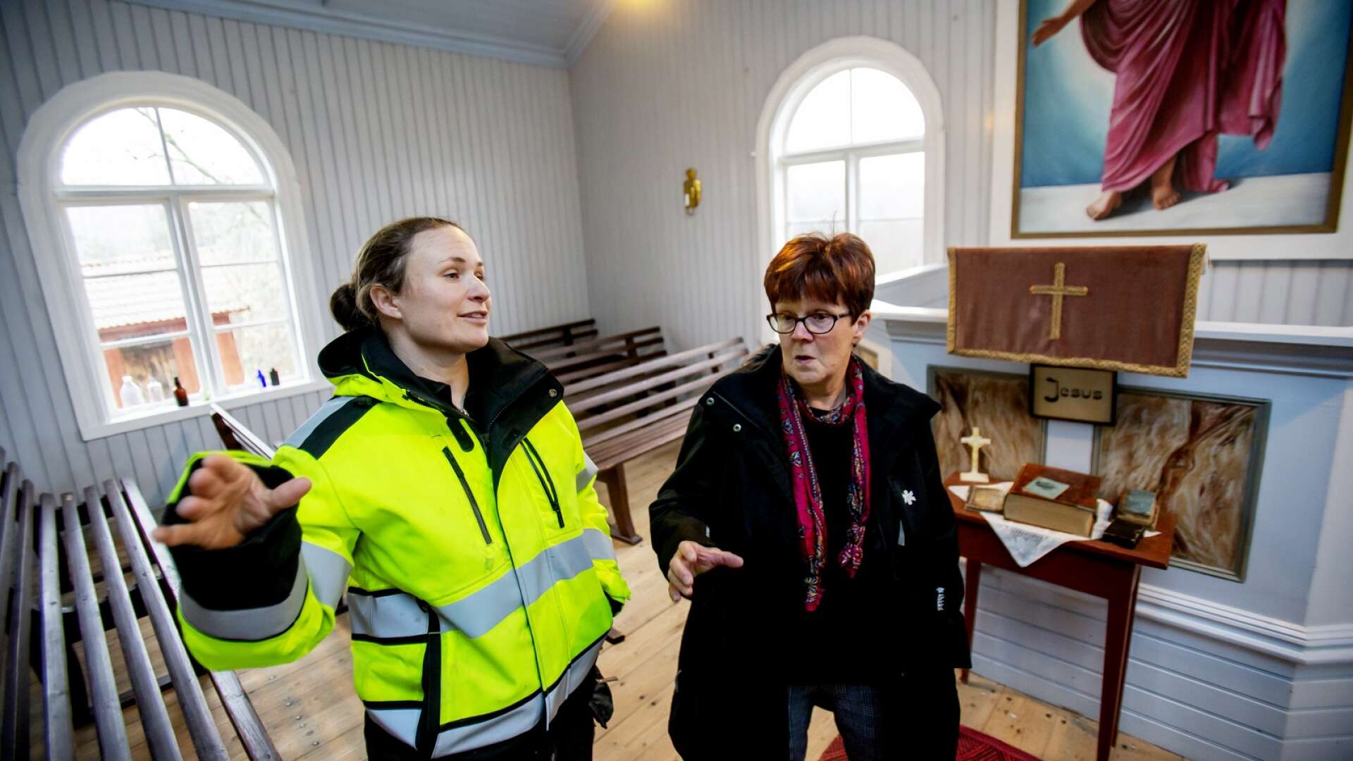 Mikaela Humble på Värmlands Byggnadsgille berättar om utmaningarna som missionhuset medförde för bybon Eva-Lena Johansson.
