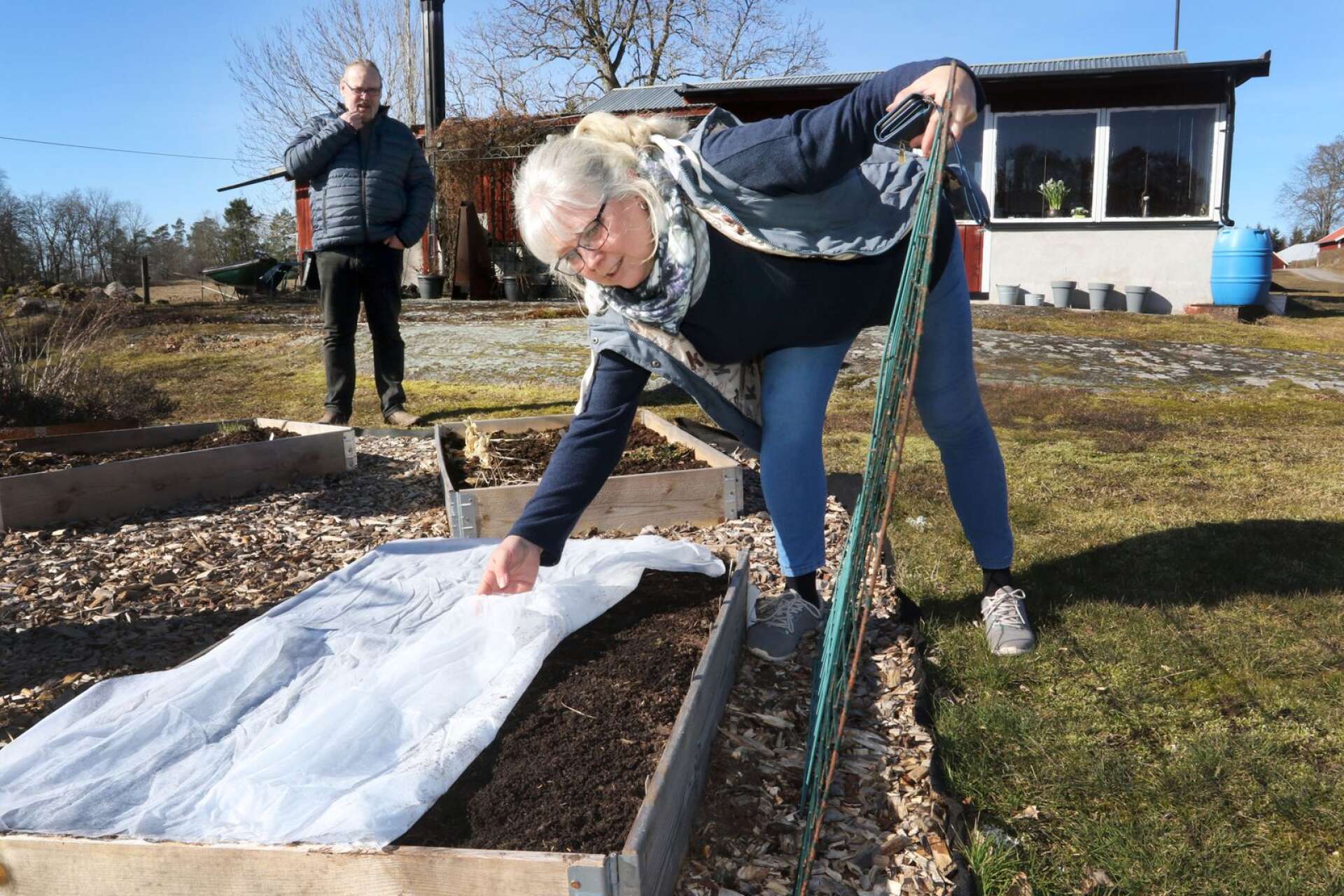 Susan och Mats Johansson trivs i Rörsås. Just nu förbereder makarna sin trädgård för en ny spännande odlingssäsong. 