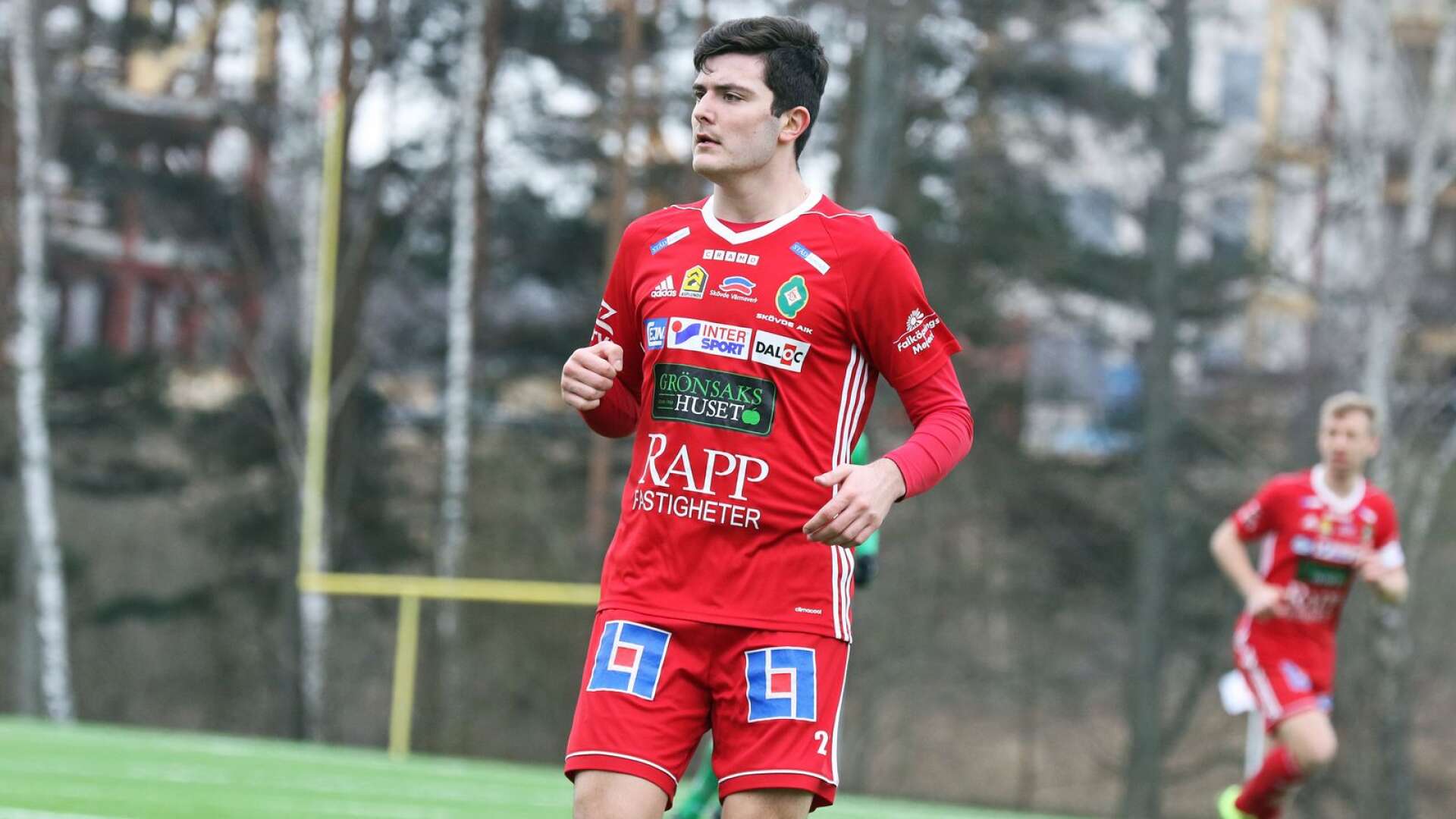 Den offensive spelaren Amer Ibrahimovic har bytt spel med IFK Skövde i division 3 till spel med Skövde AIK i division 1.