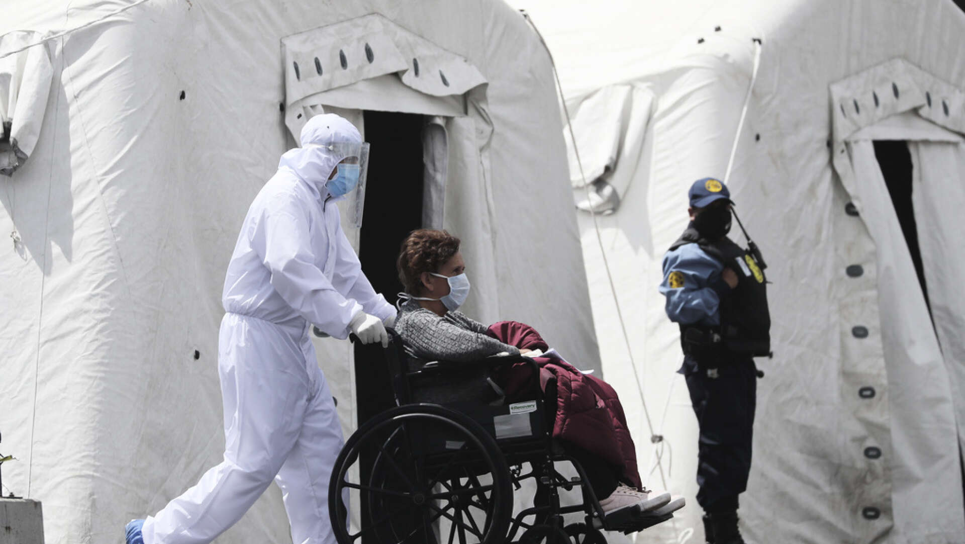 En kvinna sjuk i covid-19 förs till ett sjukhustält i Quito i Ecuador.