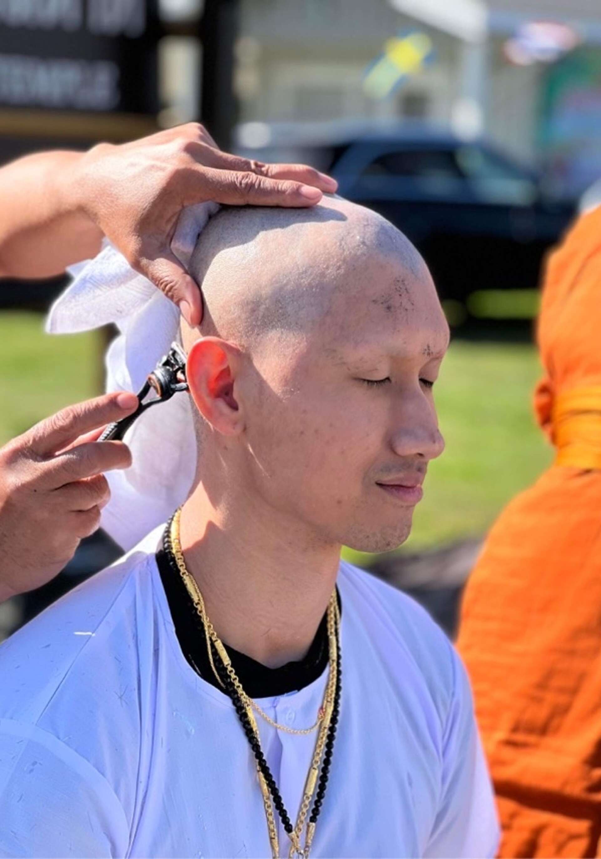 Raka bort håret på huvudet är något som Start och de andra munkarna måste göra.