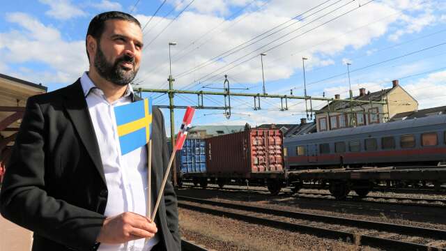 Ali Esbati besökte Karlstad för att presentera Vänsterpartiets satsningar på järnvägen.
