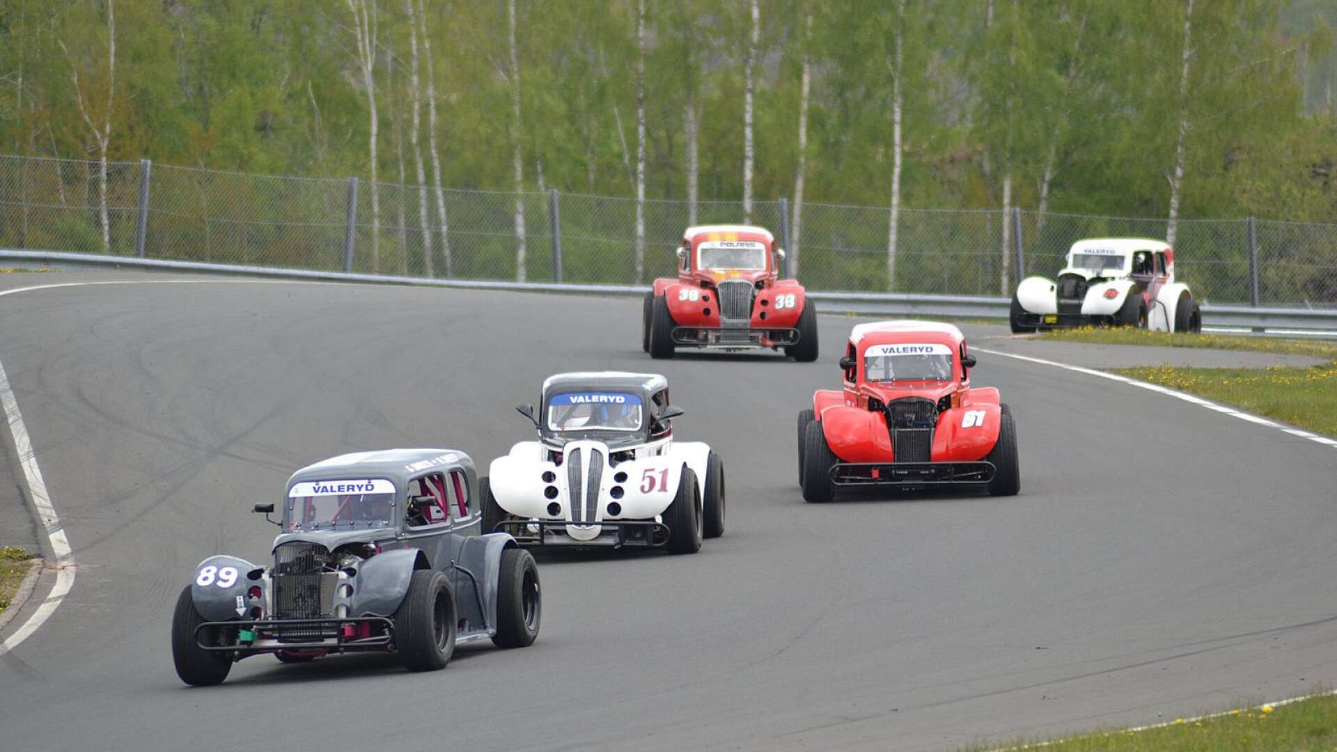 Emil Sonesson, här i vit bil med nummer 51, har gjort tävlingsdebut i Legends cup på Kinnekulle.